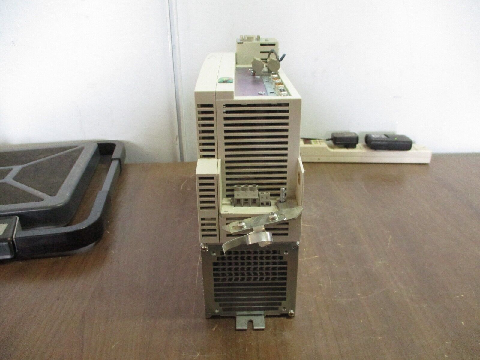 Lenze Servo Controller EVS9323-ES Input: 3Ph 400/480V 3.9A 3.2kVA 50/60Hz Used