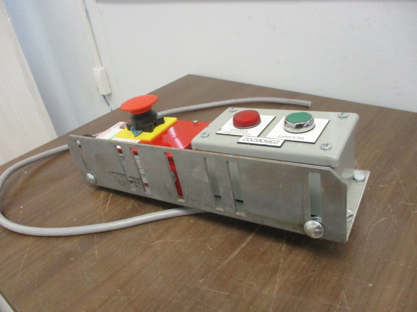 Honeywell Micro Switch Cable-Pull Switch 1CPSA2-F03 w/ Mounting Plate Used