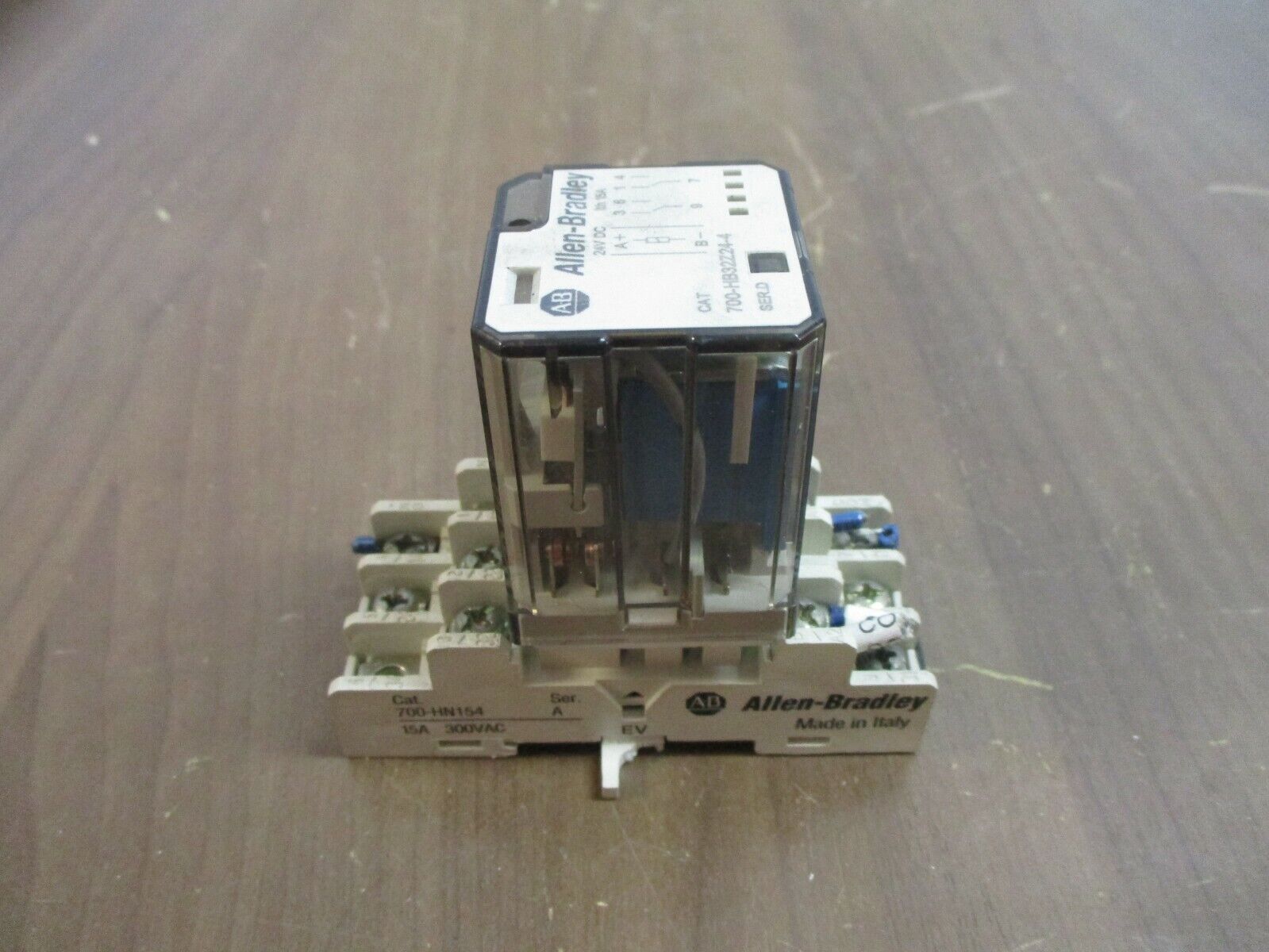 Allen-Bradley Relay 700-HB32Z24-4 Ser. D 24VDC w/ Base *Lot of 2* Used
