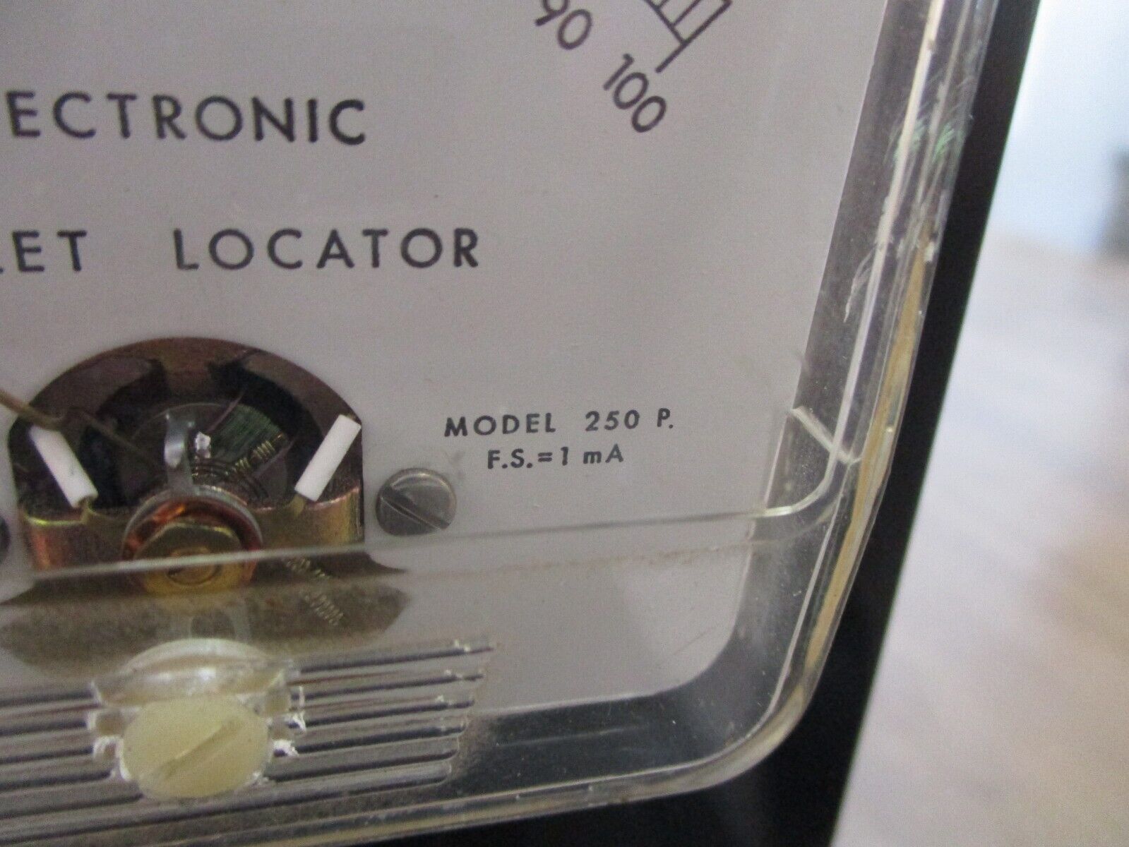 Ideal Electronic Outlet Locator 250 P *Cracked* Used