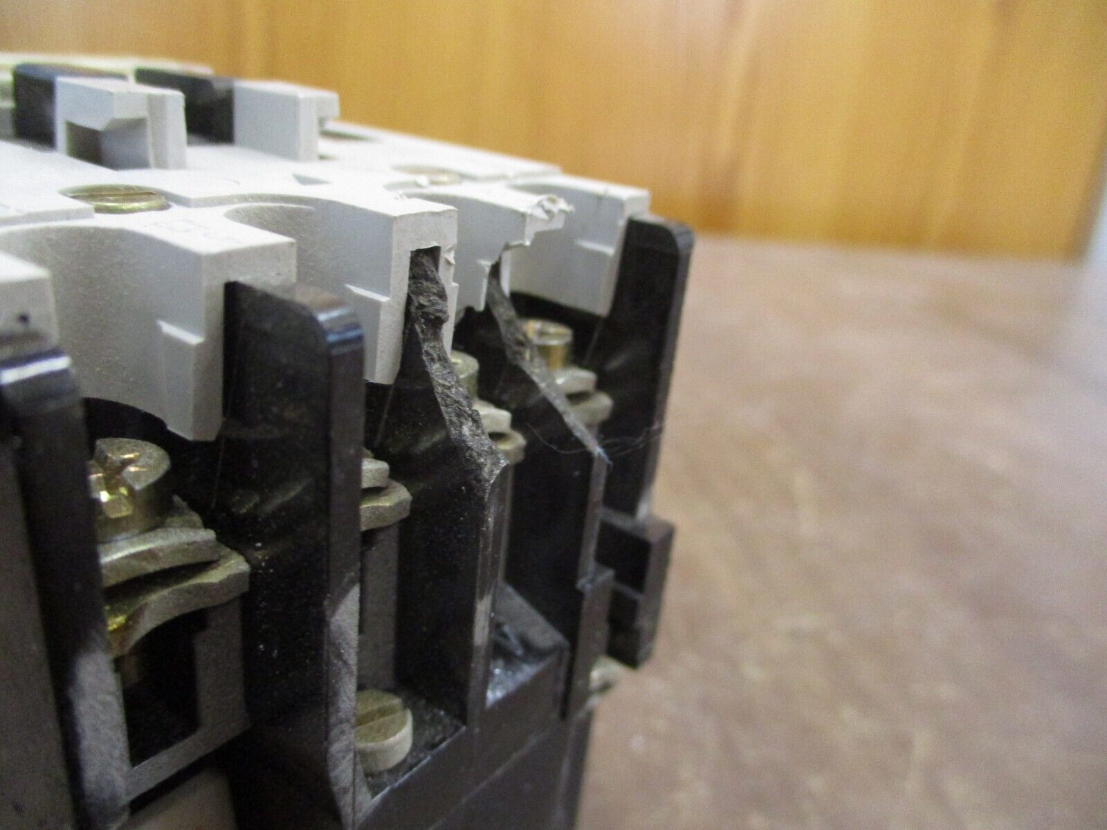 Allen-Bradley Contactor 100L-A20N*4 600V 30A 120V Coil 4P *Broken Insulator*