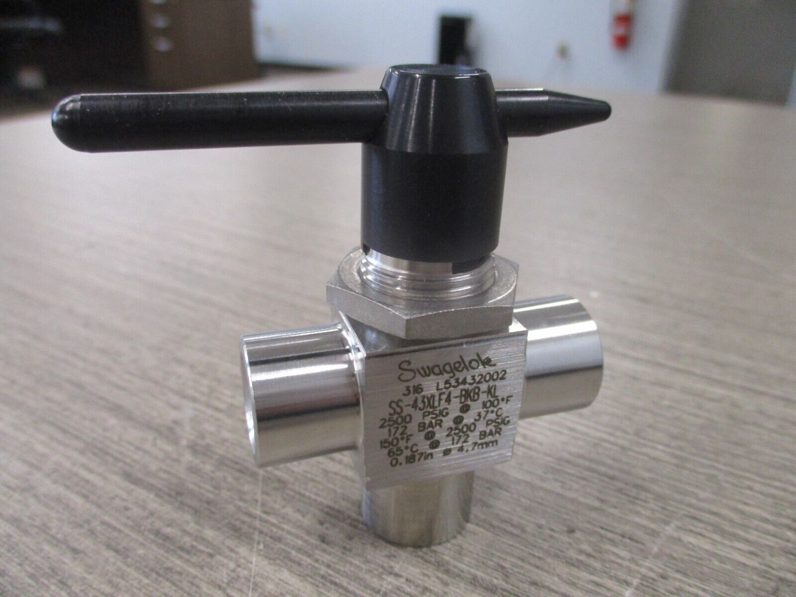 Swagelok Stainless Steel 3-Way Ball Valve SS-43XLF4-BKB-KL 2500 PSI New Surplus