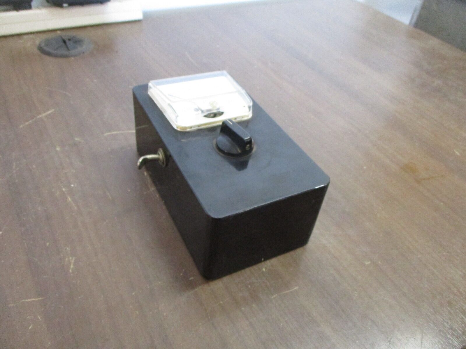 Ideal Electronic Outlet Locator 250 P *Cracked* Used