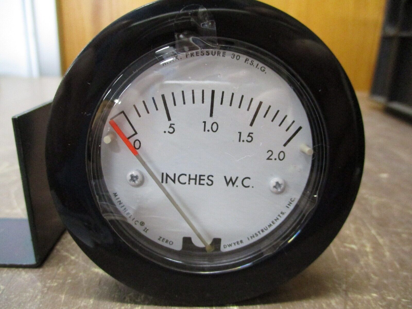 Dwyer Minihelic Pressure Gauge 2-5002 Range: 0-2" WC New Surplus
