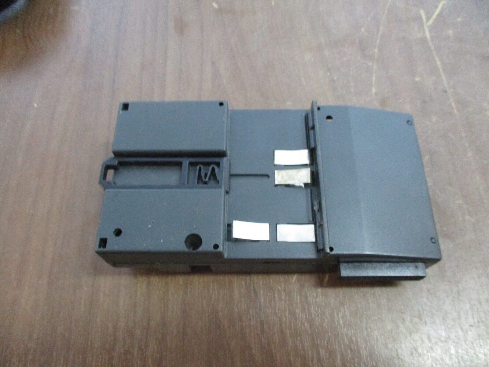 GE VersaMax I/O Carrier IC200CHS003H Connector Style *Chipped* Used