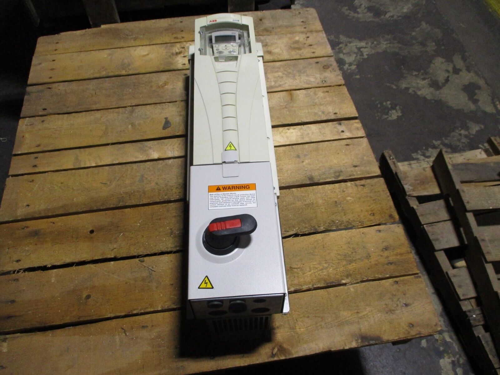 ABB ACH 550 AC Drive w/ Disconnect ACH550-PDR-023A-4+B055 15HP 3Ph Used