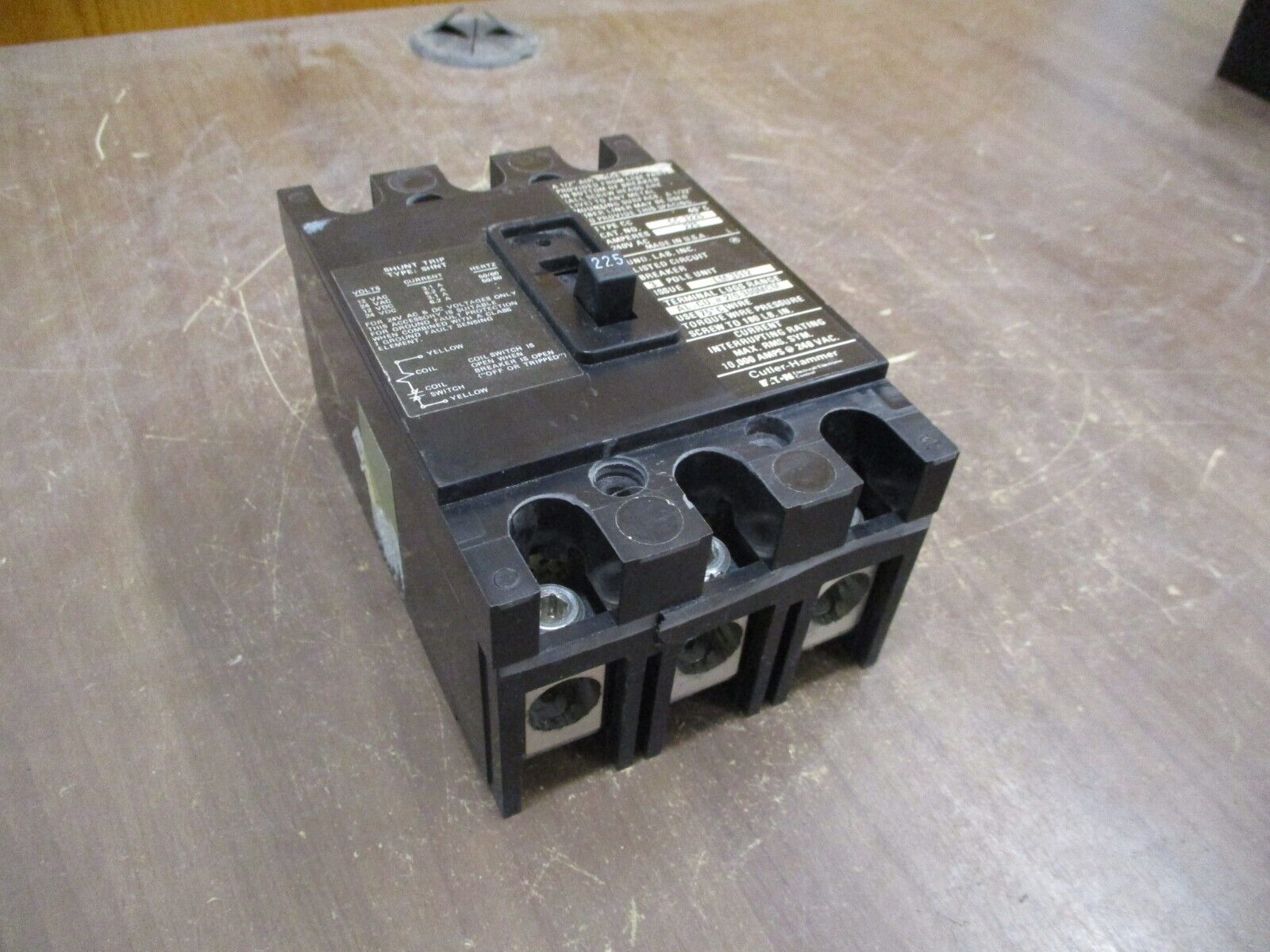 Cutler-Hammer Circuit Breaker CC 3225 225A 240V 3P *Chipped Side* Used