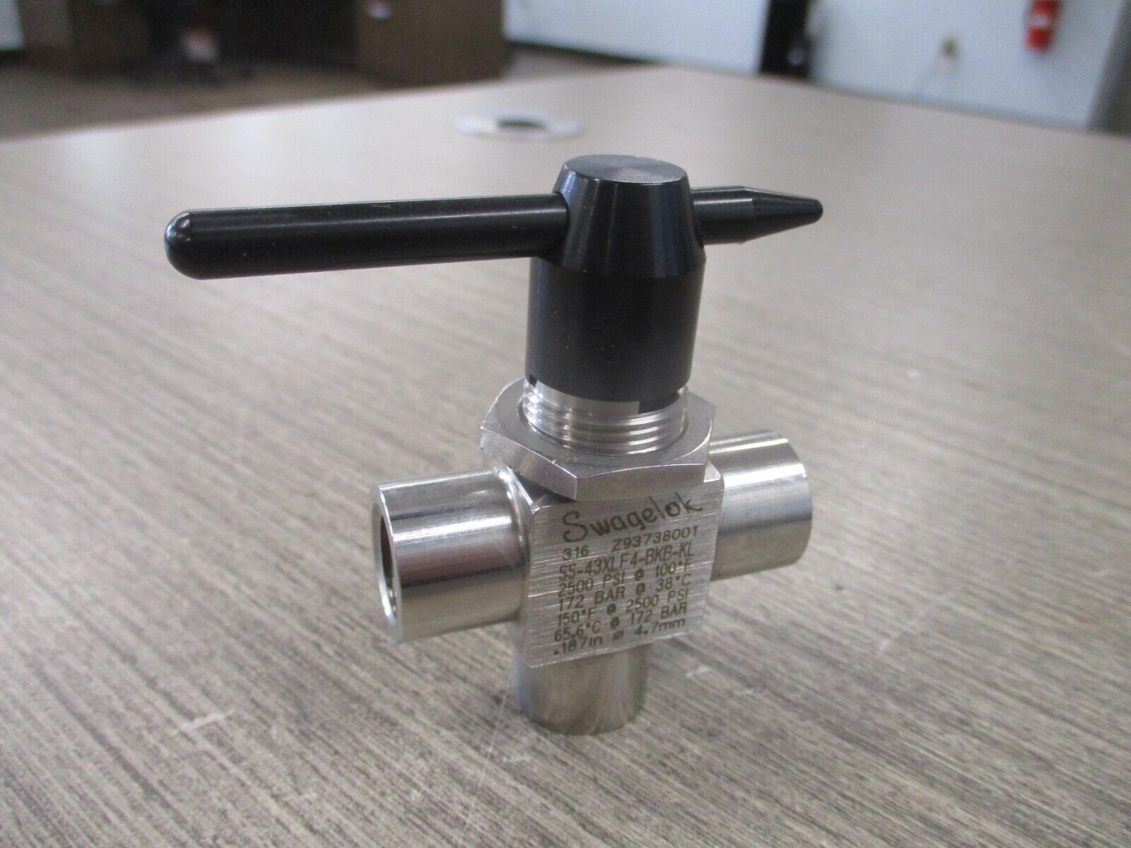 Swagelok Stainless Steel 3-Way Ball Valve SS-43XLF4-BKB-KL 2500 PSI Used