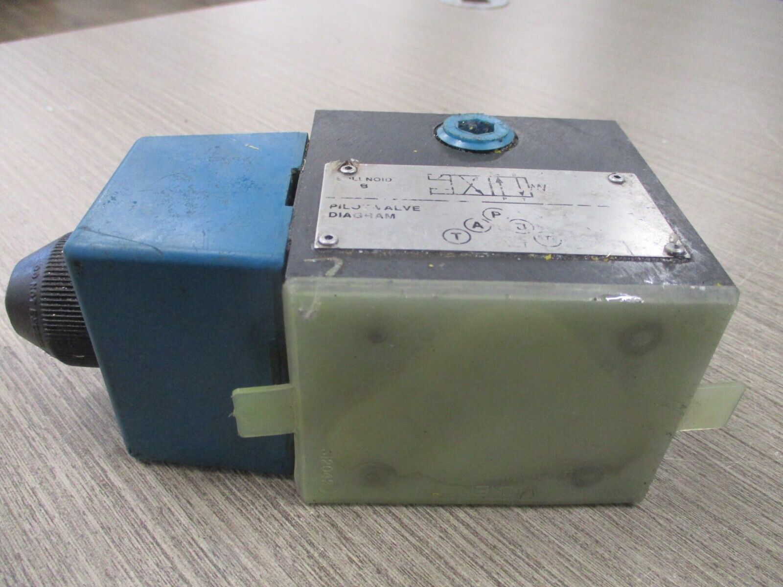 Vickers Directional Pilot Valve 879249 DG4S4 012A B 60 Used