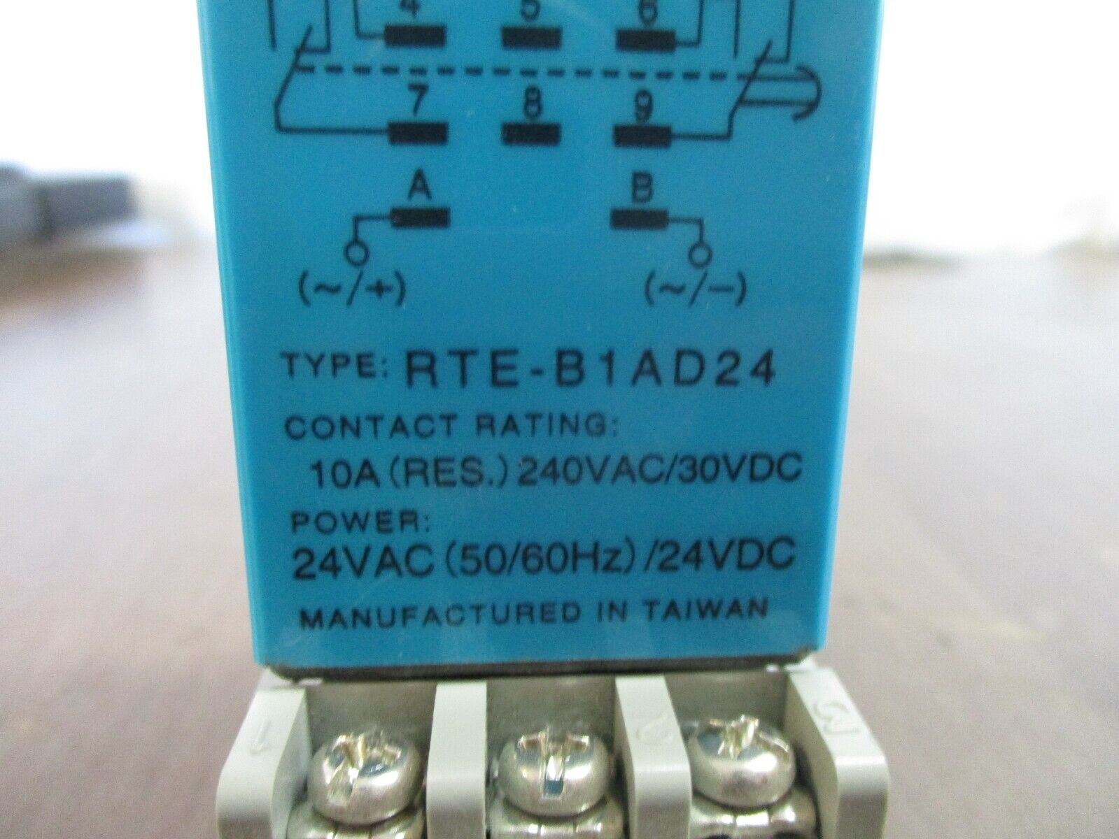 IDEC Electronic Timer RTE-B1AD24 24V AC/DC w/ Base Used