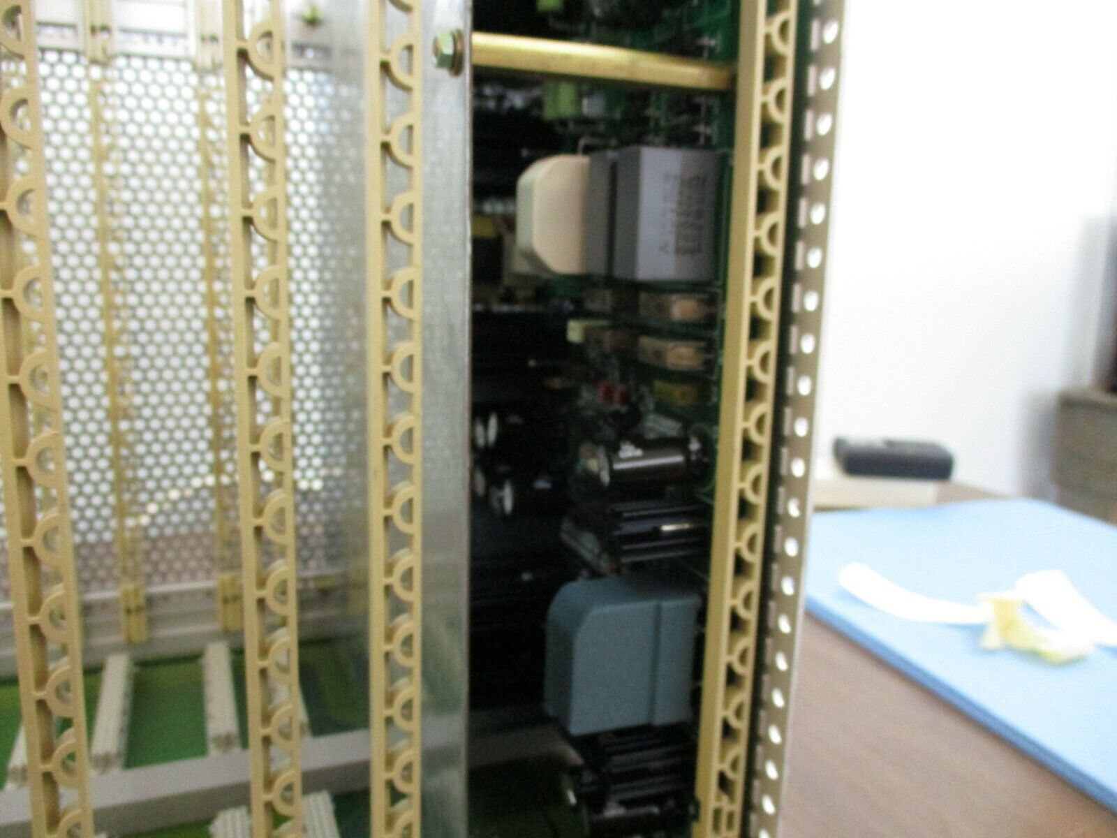 MGE PRIZ PLC Rack 6739819XD-4B Used