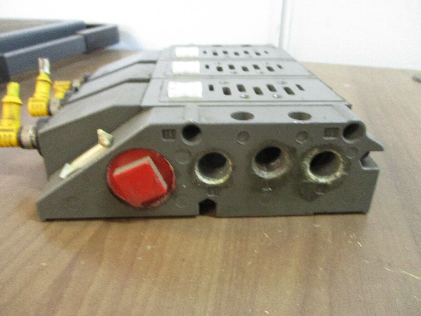 Vickers Valve Base Manifold 102020049 3-Valve Used
