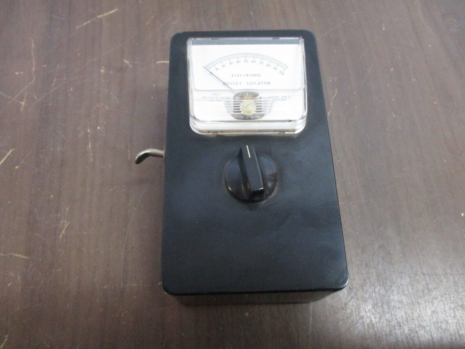 Ideal Electronic Outlet Locator 250 P *Cracked* Used