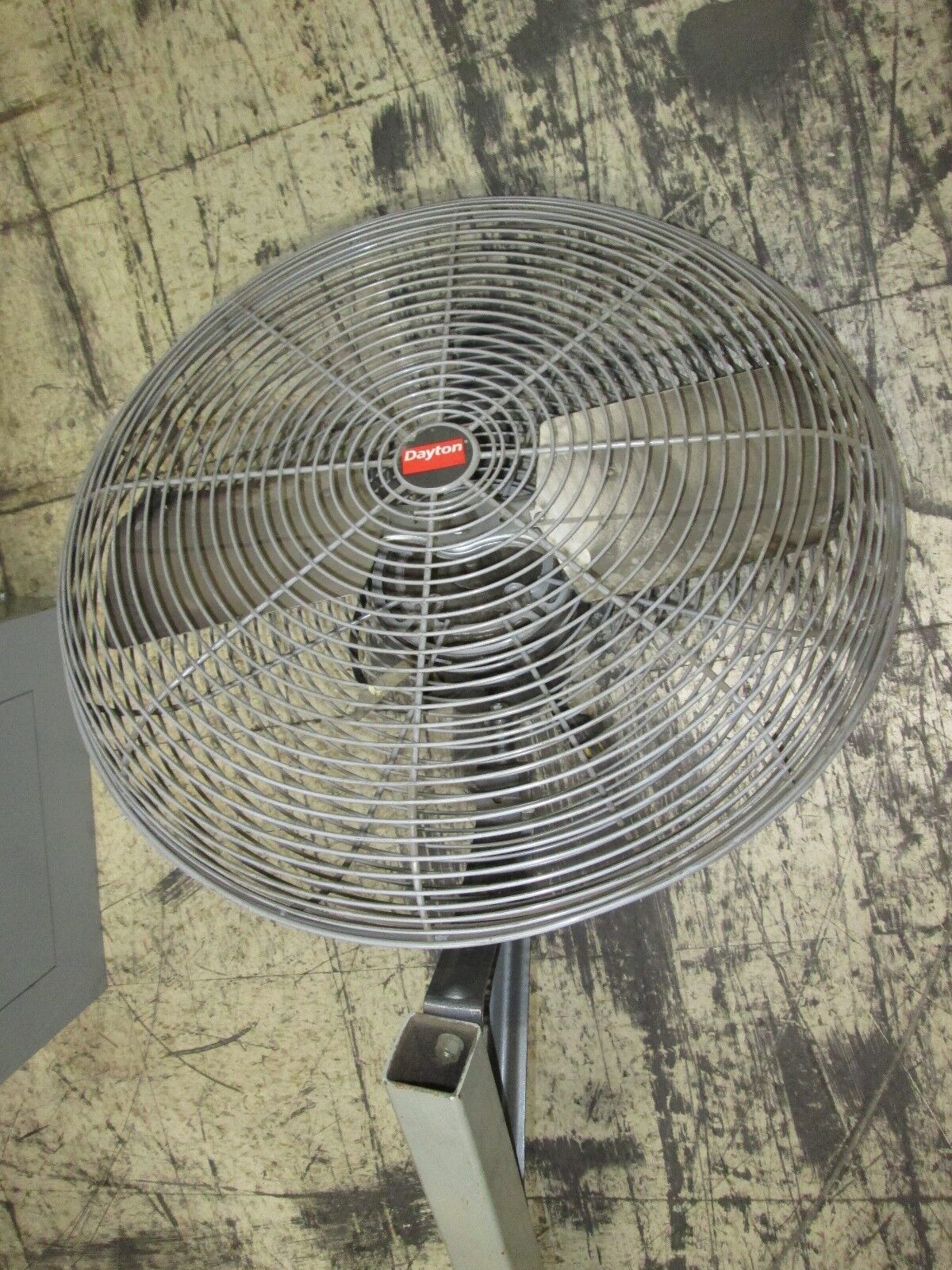 Dayton Exhaust Fan 3C218F 24" Fan 115V 1PH w/ mount LR63596 motor Used