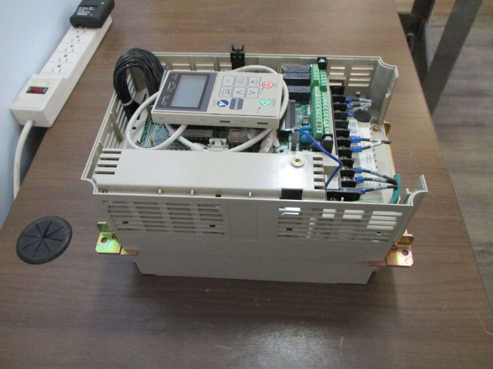 Yaskawa E7 AC Drive CIMR-E7U47P5 10HP 3Ph w/Keypad *No Cover* Used