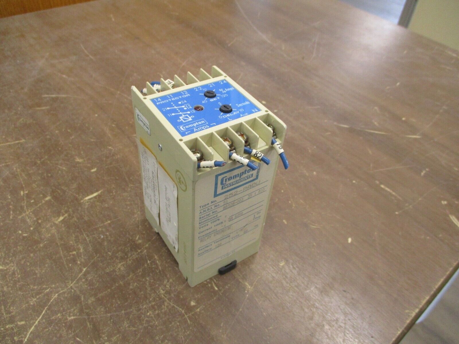 Crompton Protector Relay 252-PAOU-LSBX Aux: 120V 60Hz Used