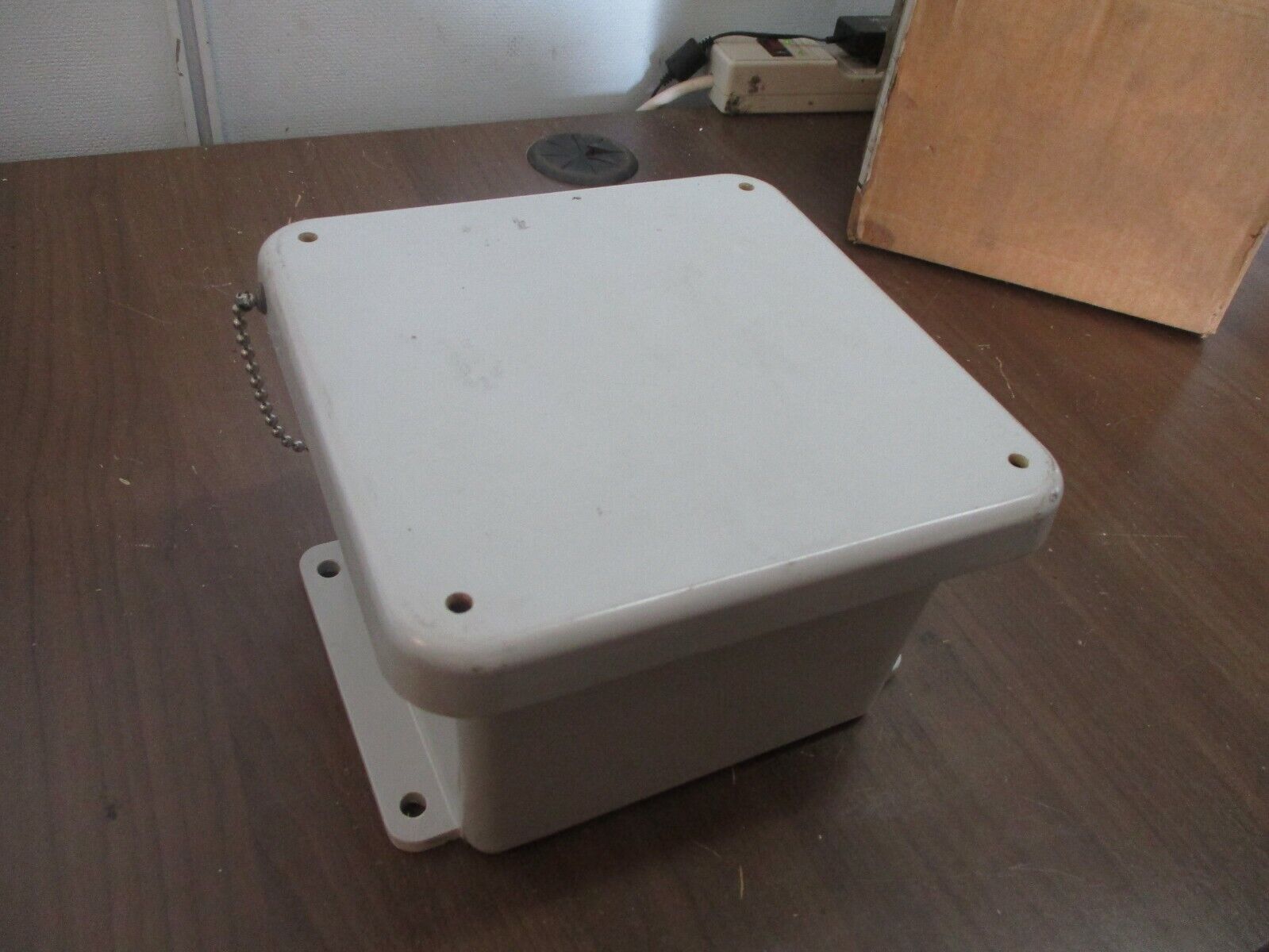 Stahlin Fiberglass Enclosure J606W Size: 6x6x4" *No Cover Screws* New Surplus