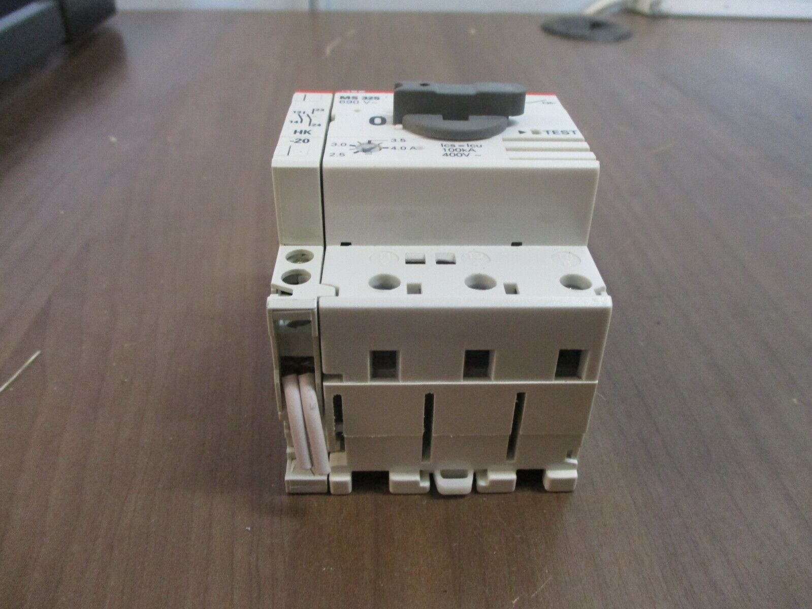 ABB Manual Starter MS 325 Trip: 2.5-4.0A 600V w/ Aux Contact Used