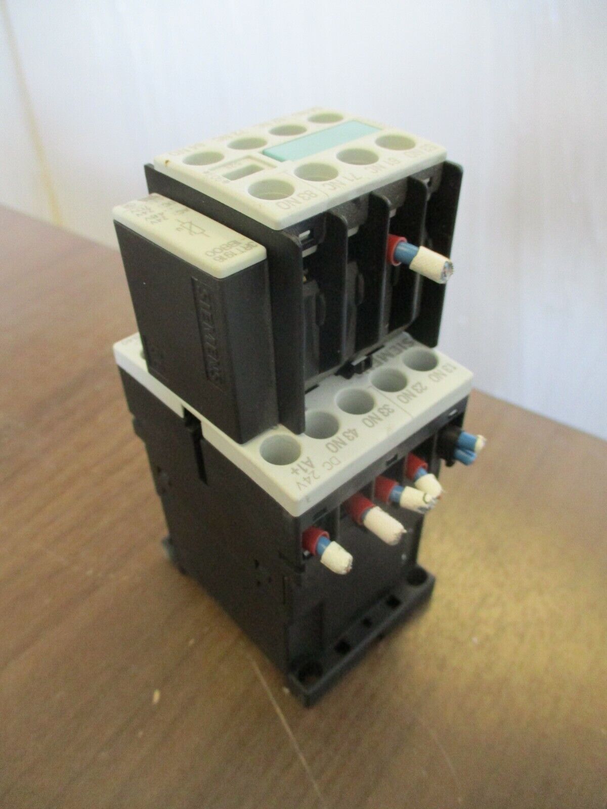 Siemens Sirius Contactor 3RH1140-1BB40 24VDC Coil 600V 10A w/Aux Contact Block