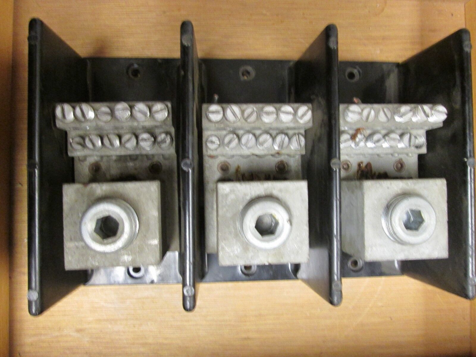 Underwriters Power Distribution Block 13026 line 1000MCM load (12) #4-#14 3P