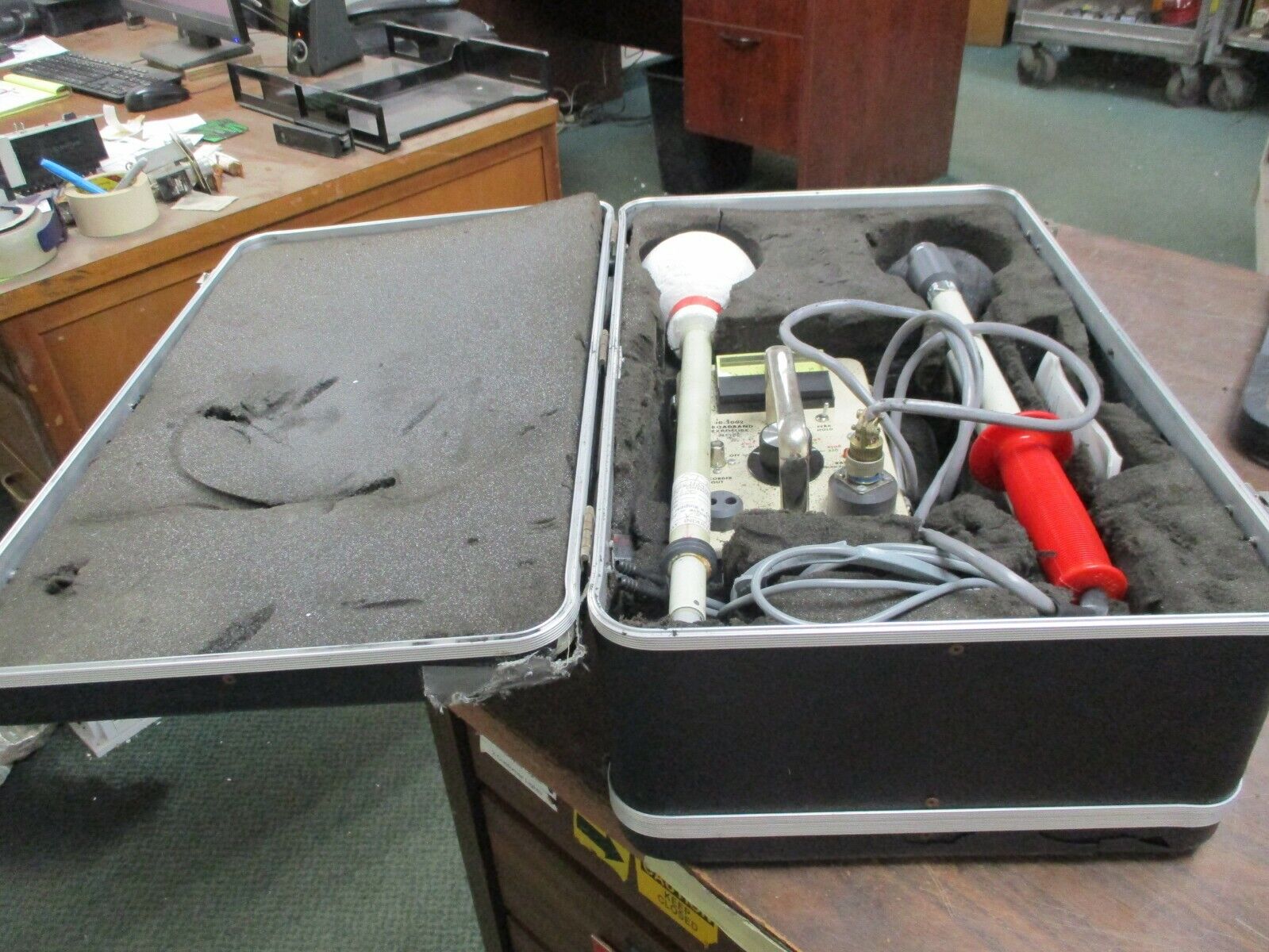 Holaday Industries Microwave Survey Meter HI-3002 *Cracked Carry Case* Used