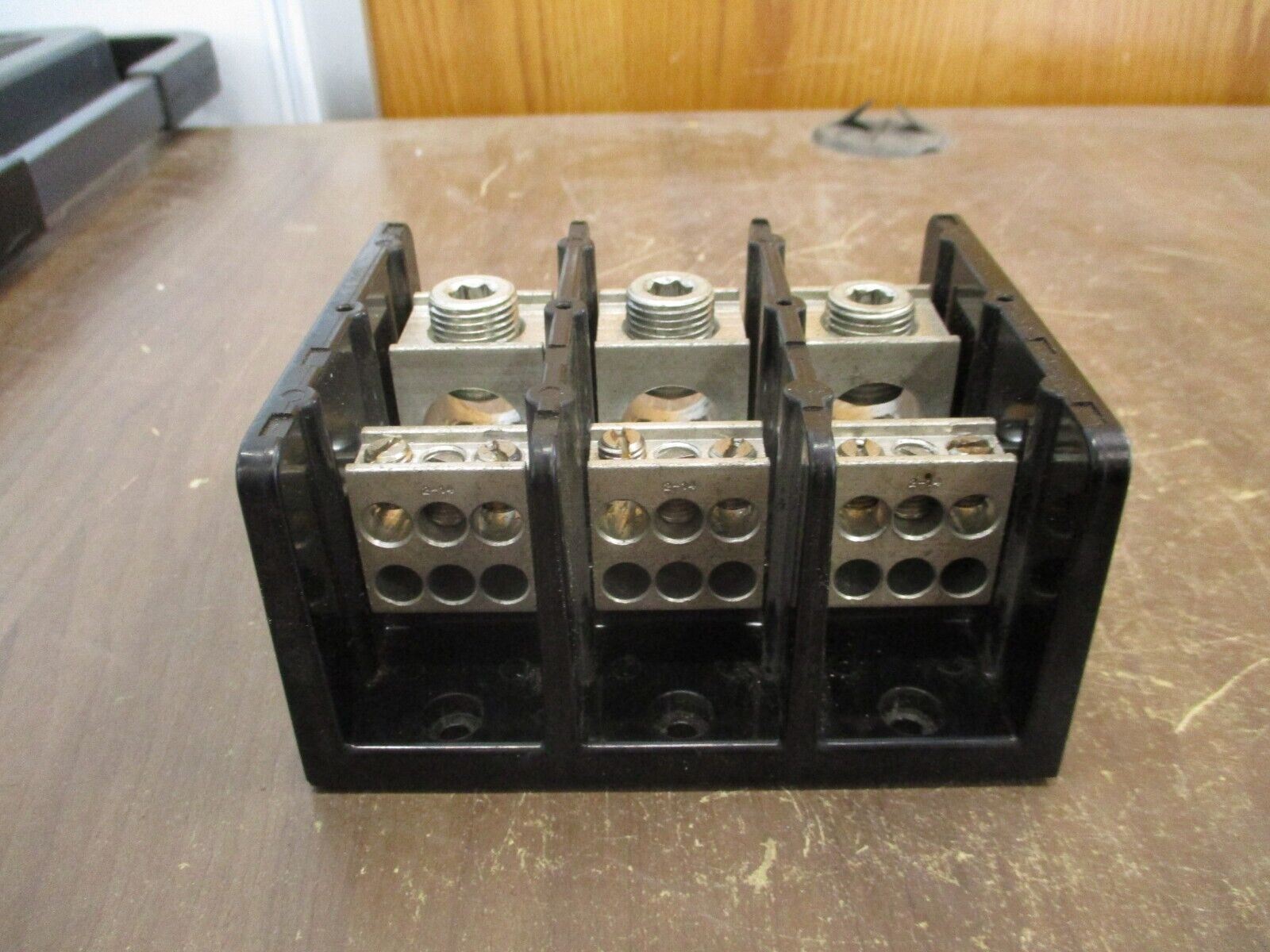Marathon Power Distribution Block 1433553 18 335A 600V 3P Line: 400MCM-6 Used