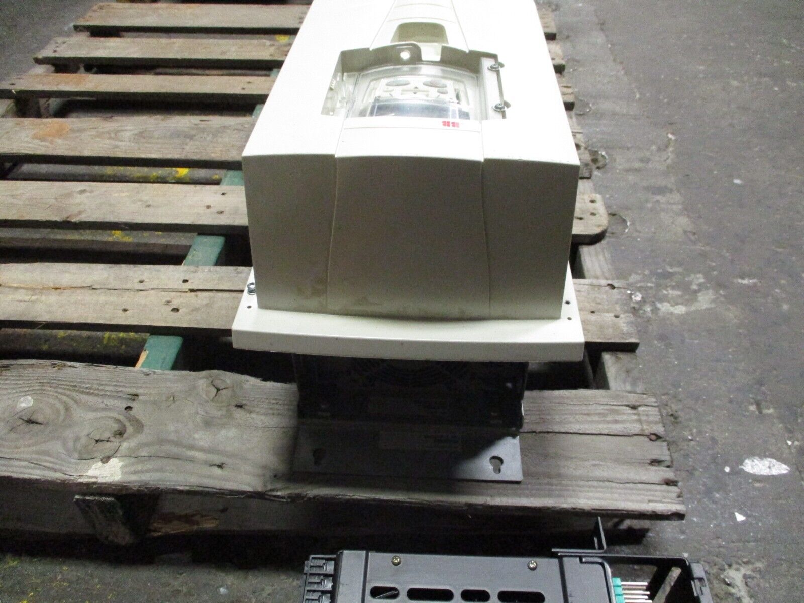 ABB ACS550 AC Drive w/ Disconnect ACS550-PC-072A-4+B0S5+L512 50HP 3Ph w/ Keypad