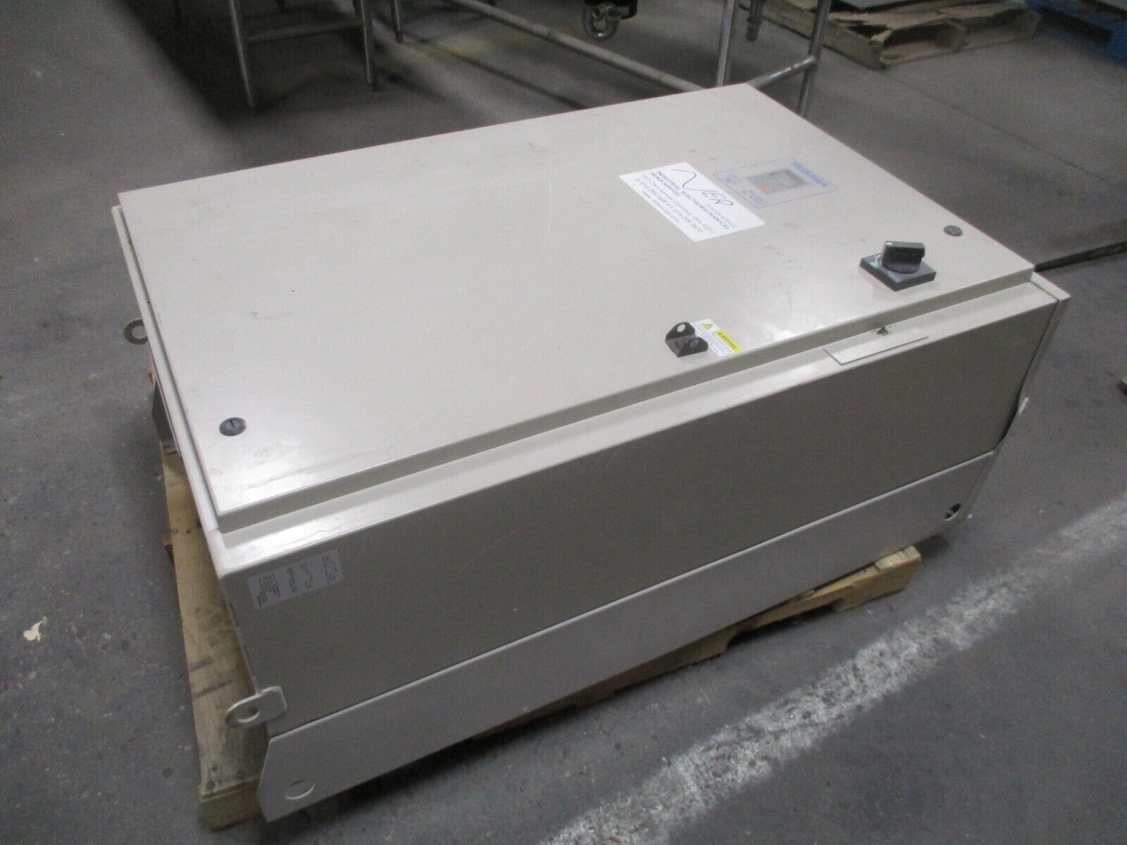 Yaskawa Z1000 AC Drive w/ Bypass Z1BBB096PMB 75HP 3Ph Nema 12 Enclosure Used