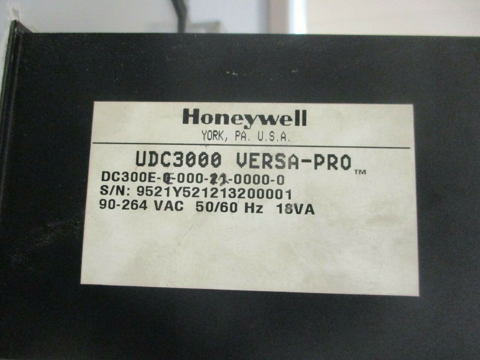 Honeywell Enclosed Versa-Pro Temperature Controller UDC3000 90-264V 50/60Hz Used