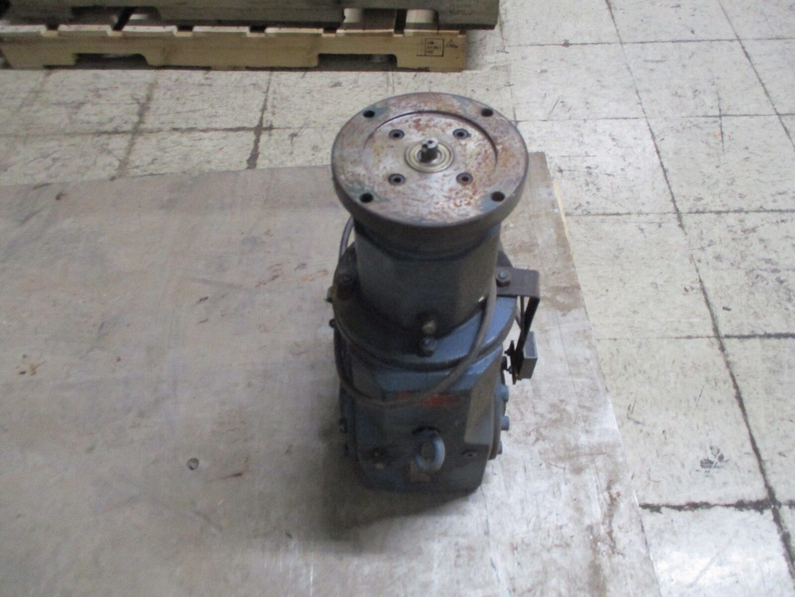 SEW Gear KA76R42LP 7960RPM 825 Ratio Used