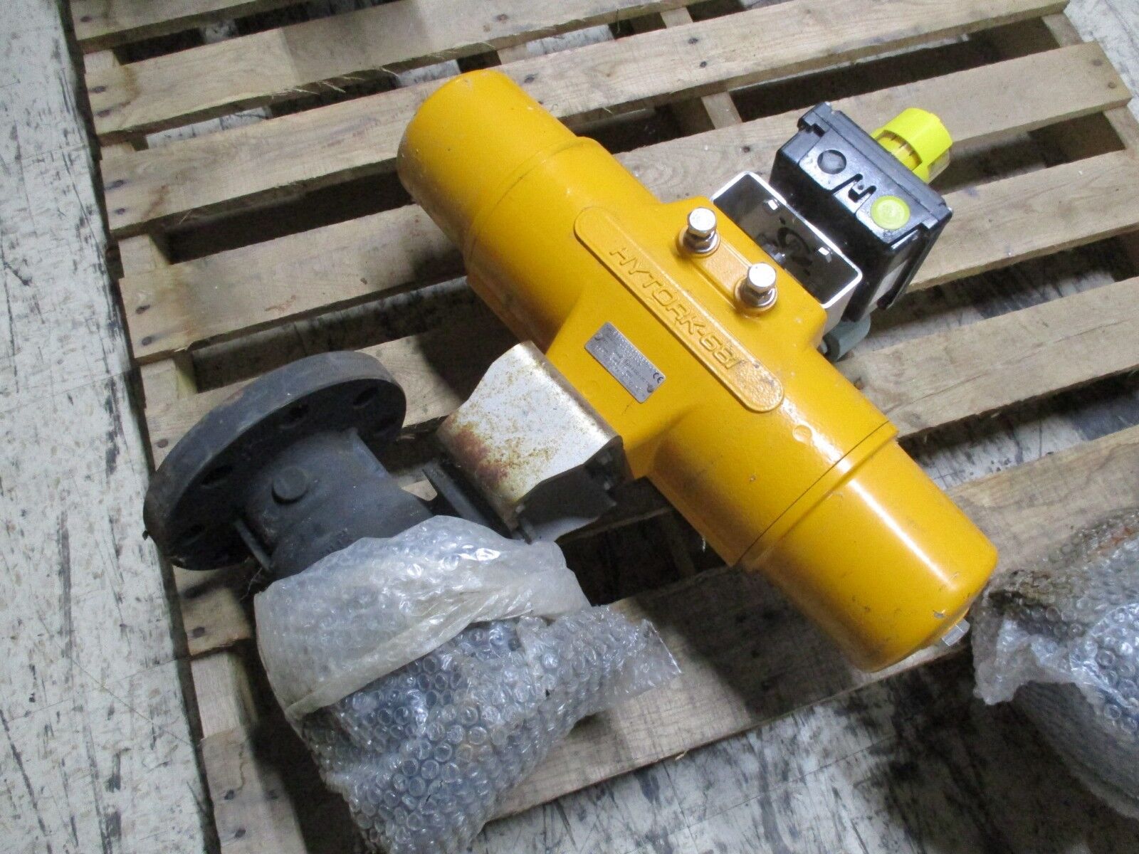 Hytork 681 Actuated Valve w/ Positioner EIA-XL0681-S80-A00 116PSI Used