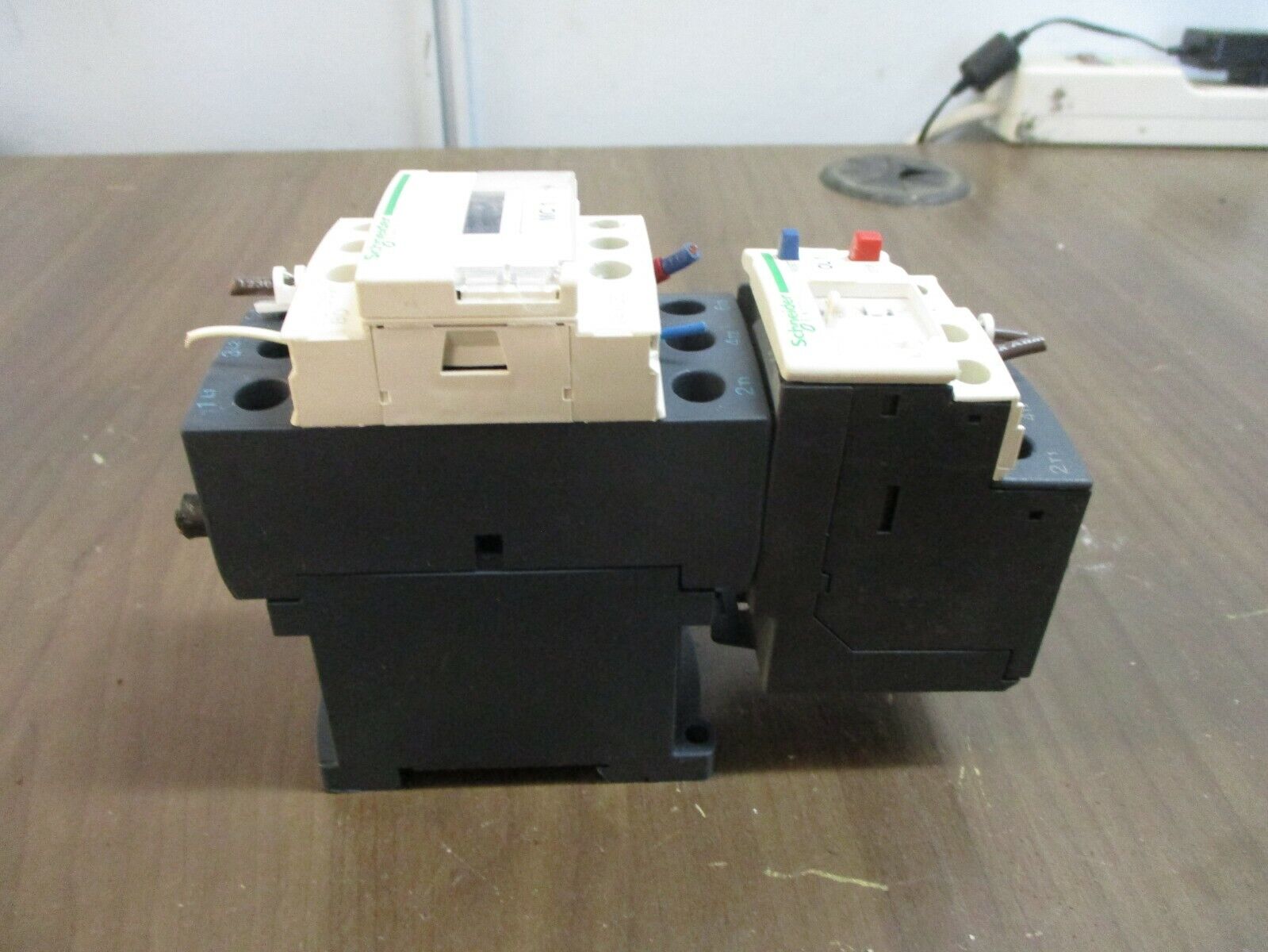 Schneider Electric Starter LC1D32 BD / LRD 21 24VDC Coil Trip: 12-18A 600V Used