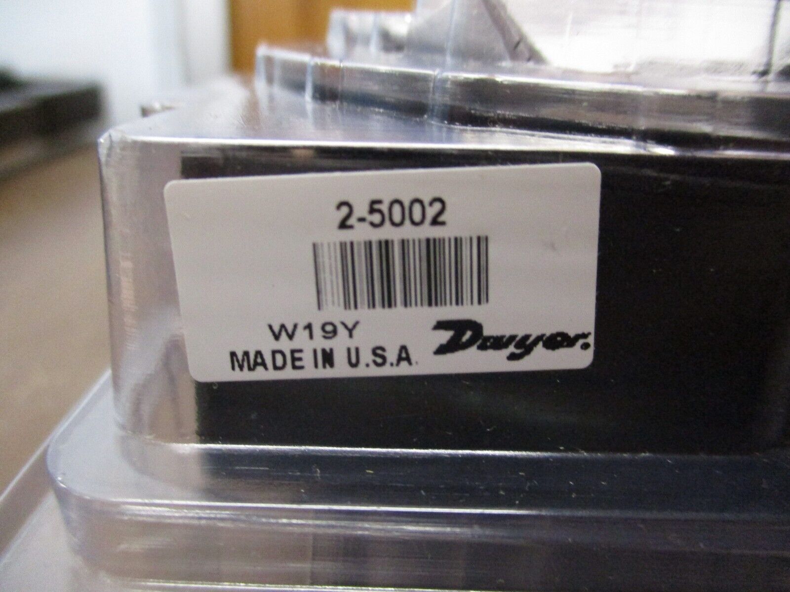 Dwyer Minihelic Pressure Gauge 2-5002 Range: 0-2" WC New Surplus