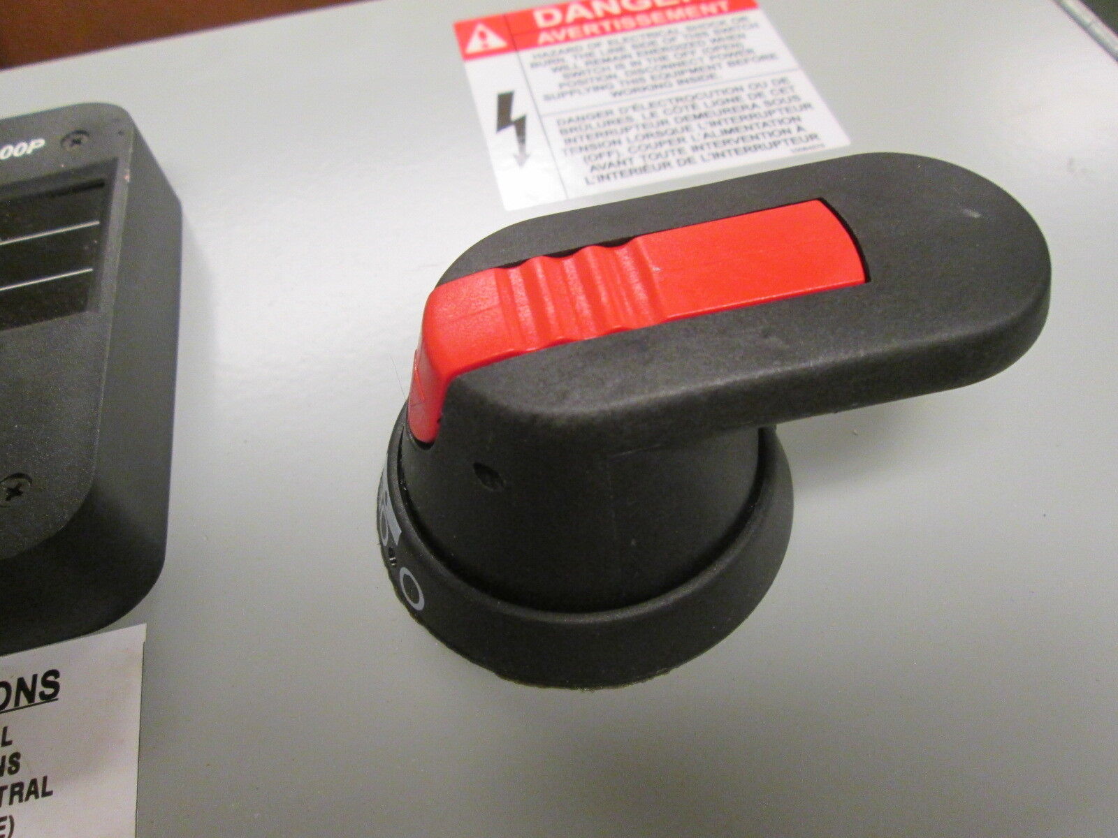 GE Spectra Series Power Meter w/ Disconnect APM4803E520 480V 50/60Hz 3Ph 3W Used