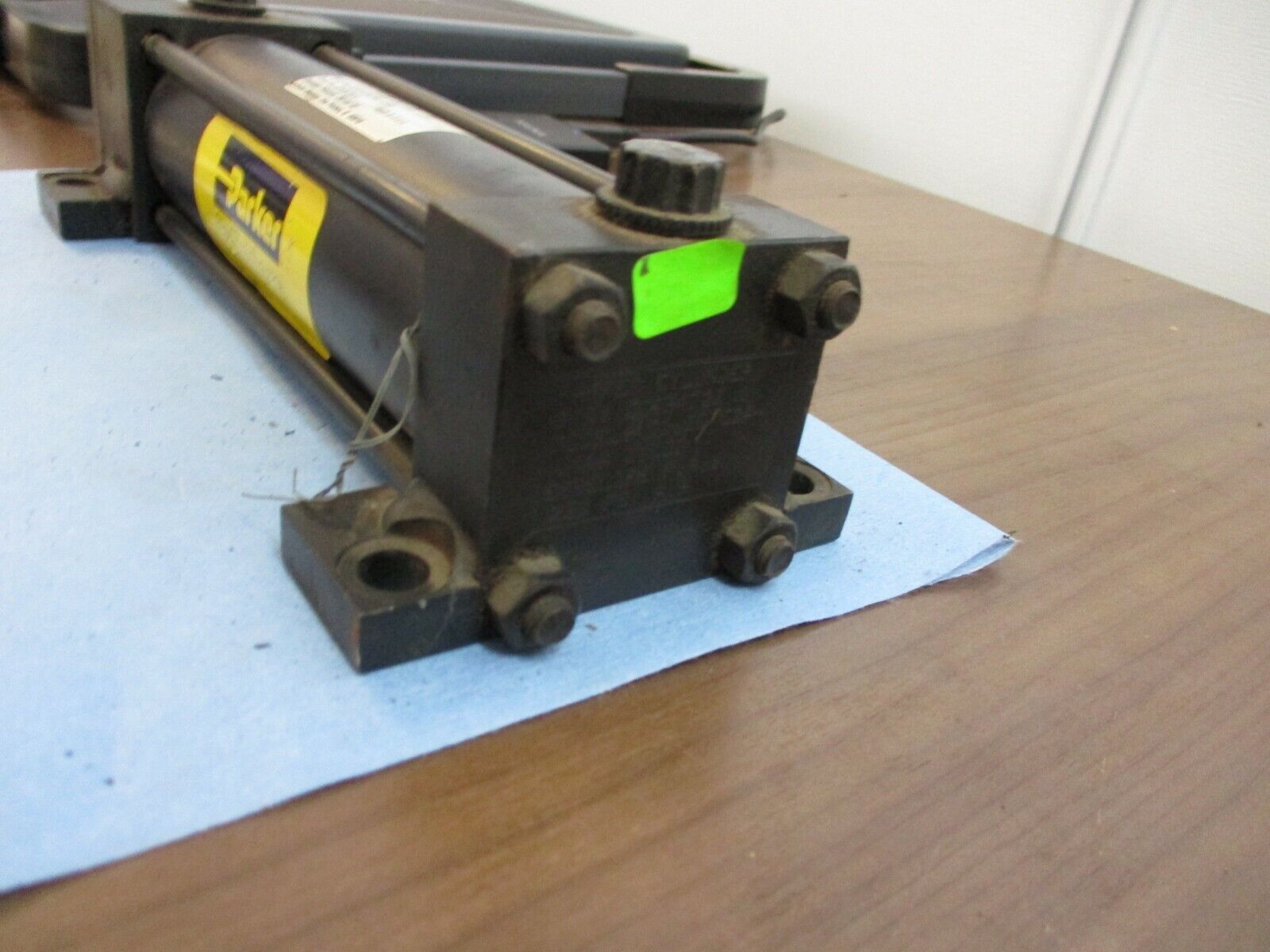 Parker Series 2A Air Cylinder 02.00 C2AU14A 6.000 250 PSI Used
