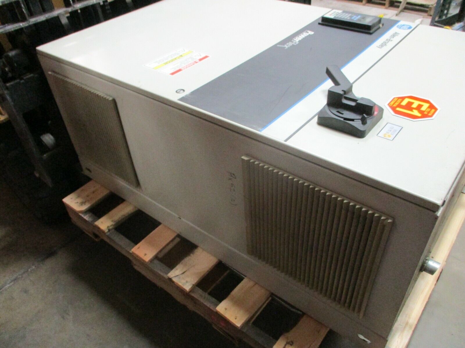 Allen-Bradley PowerFlex 700 AC Drive w/ Nema 12 Enclosure 40HP 480V 3Ph Used