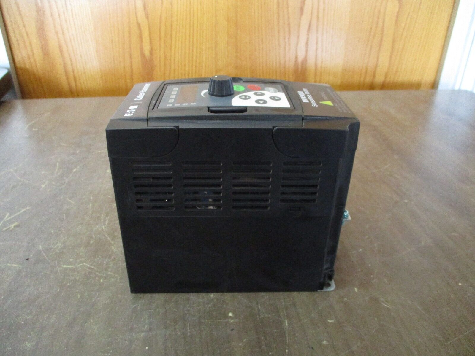Eaton Sensorless Vector AC Drive MVX002A0-2 2HP w/ Keypad Used