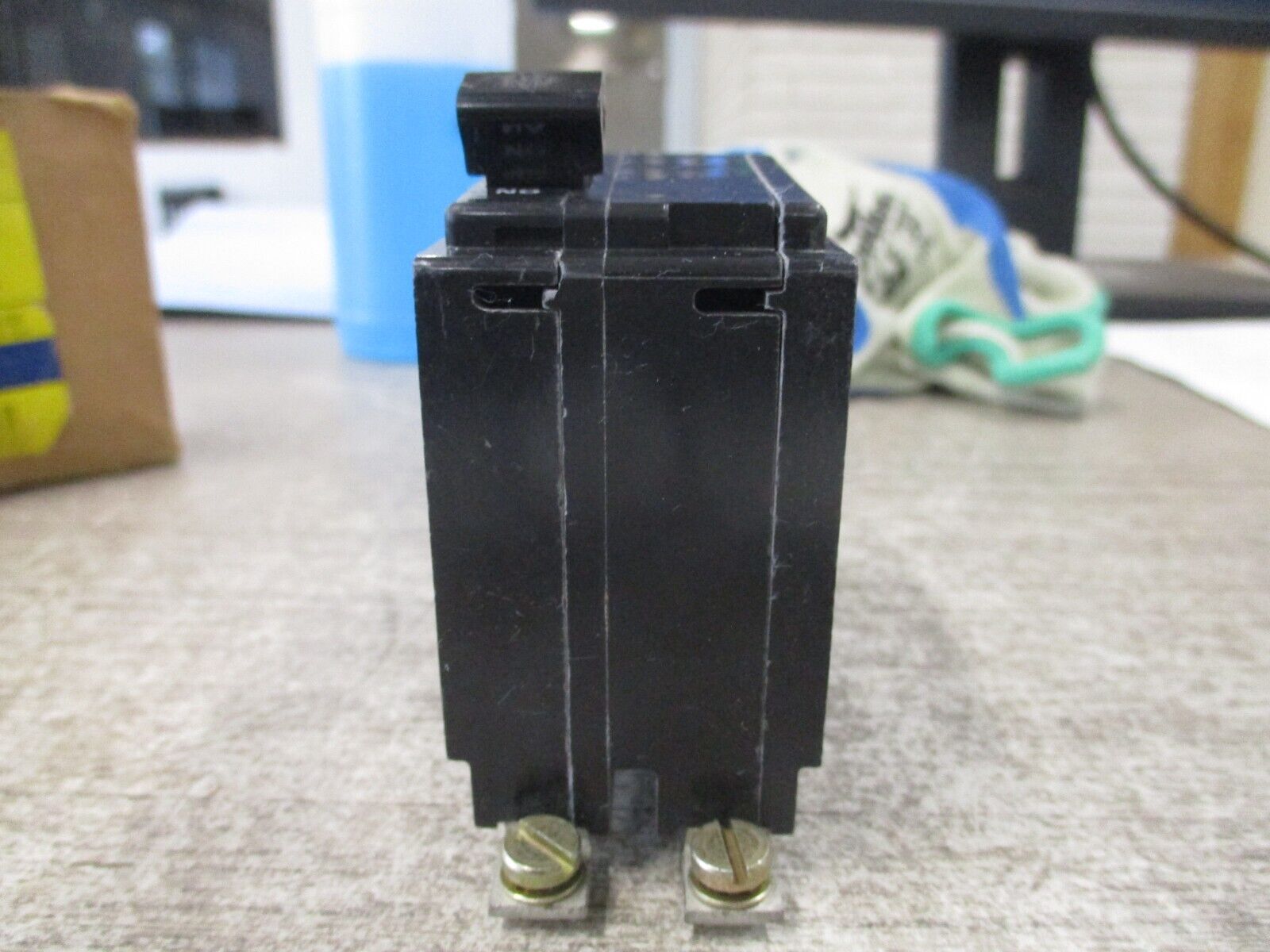 Square D Bolt-on Circuit Breaker QOB240VH 40A 120/240V 2P 22kA New surplus