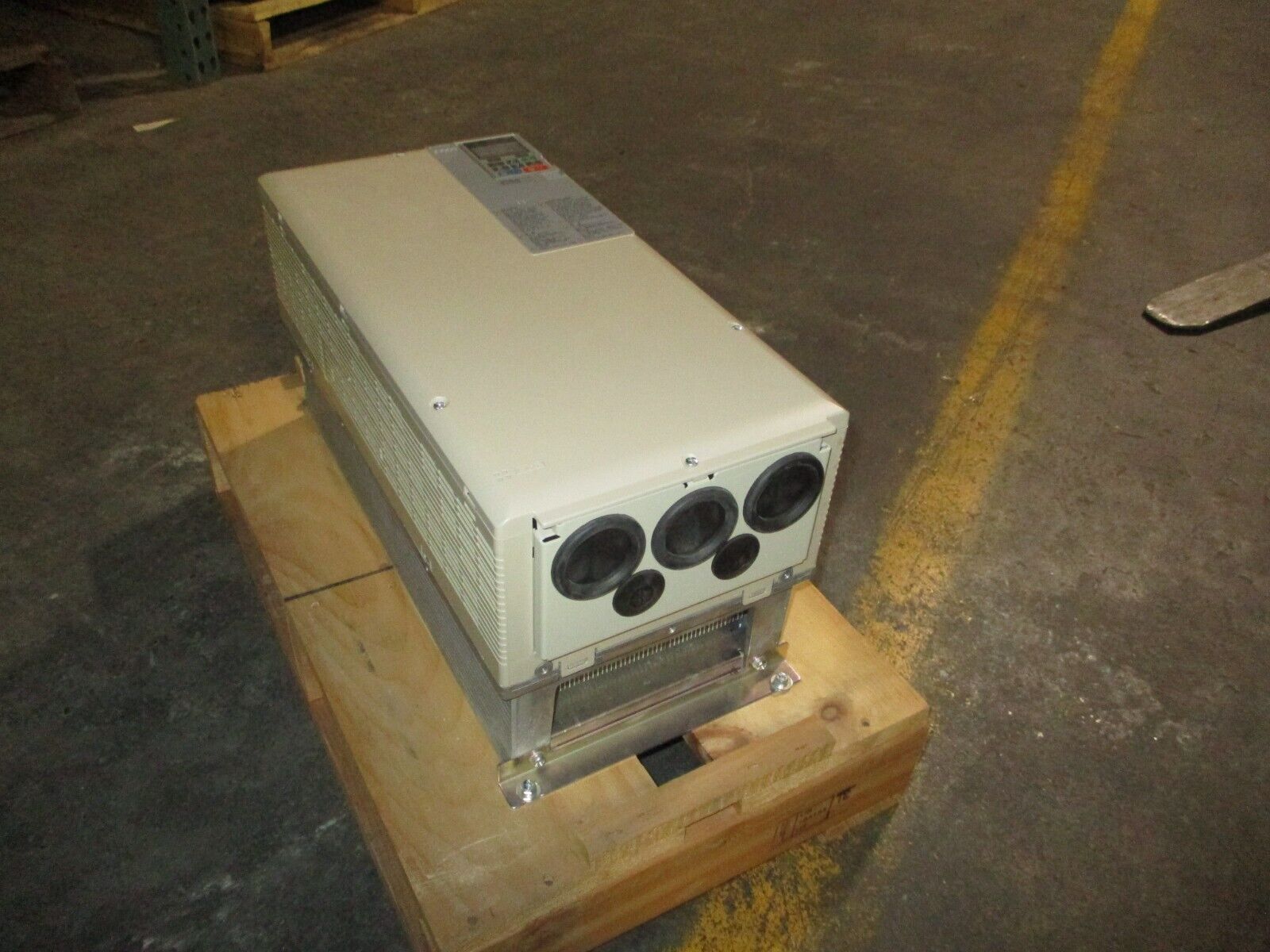 Yaskawa Z1000 AC Drive CIMR-ZU2A0075FAA Rev. A 25HP 3Ph w/ Keypad Used