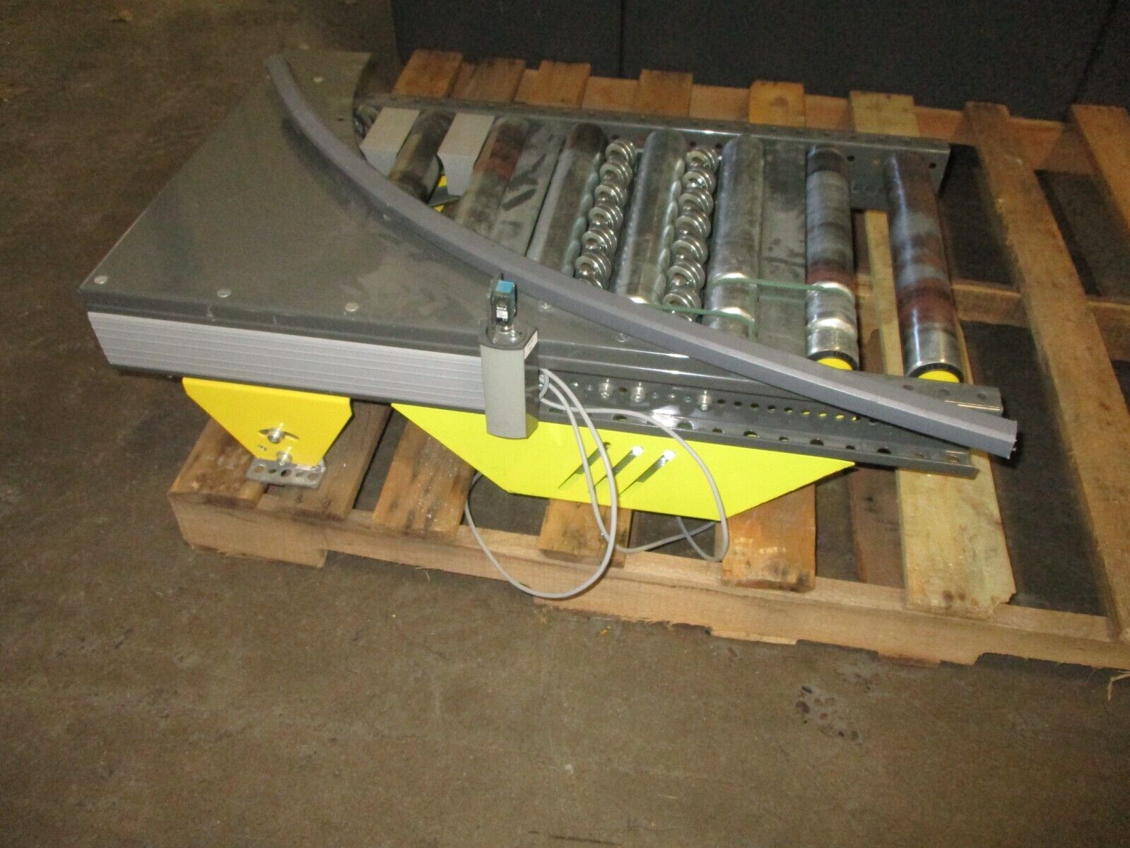 KNAPP Conveyor Belt 480V 3Ph Rail Length: 32" Roller Width: 14 7/8" Used