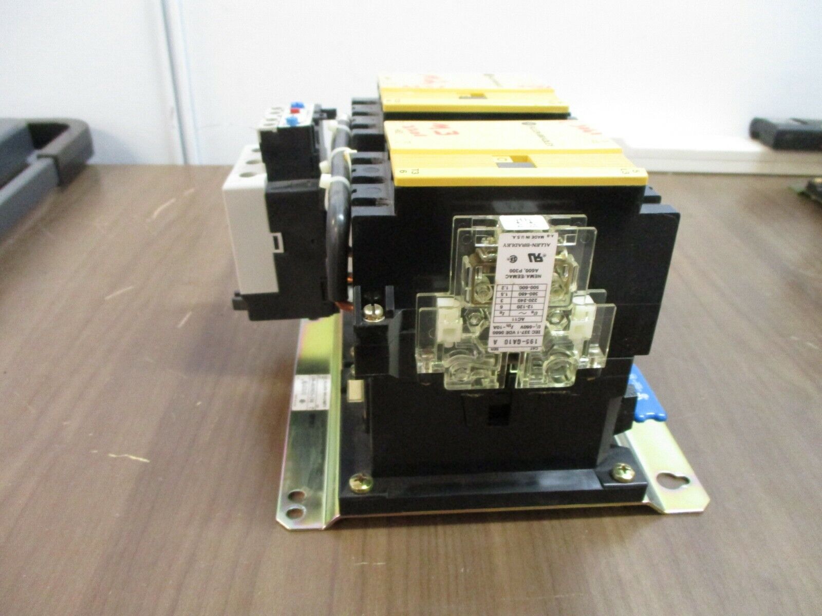 Allen-Bradley Reversing Starter 104-A60ND3-19B Ser. C 120V Coil Trip: 23-75A