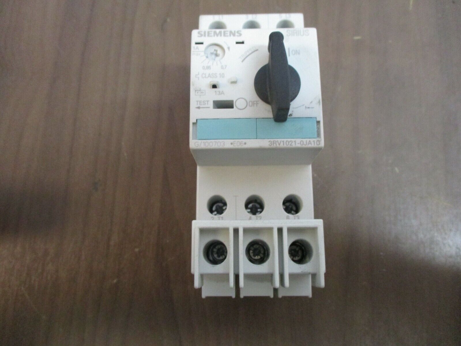 Siemens Sirius Motor Protector 3RV1021-0JA10 Trip: 0.7-1.0A w/ 3RV1928-1H Used