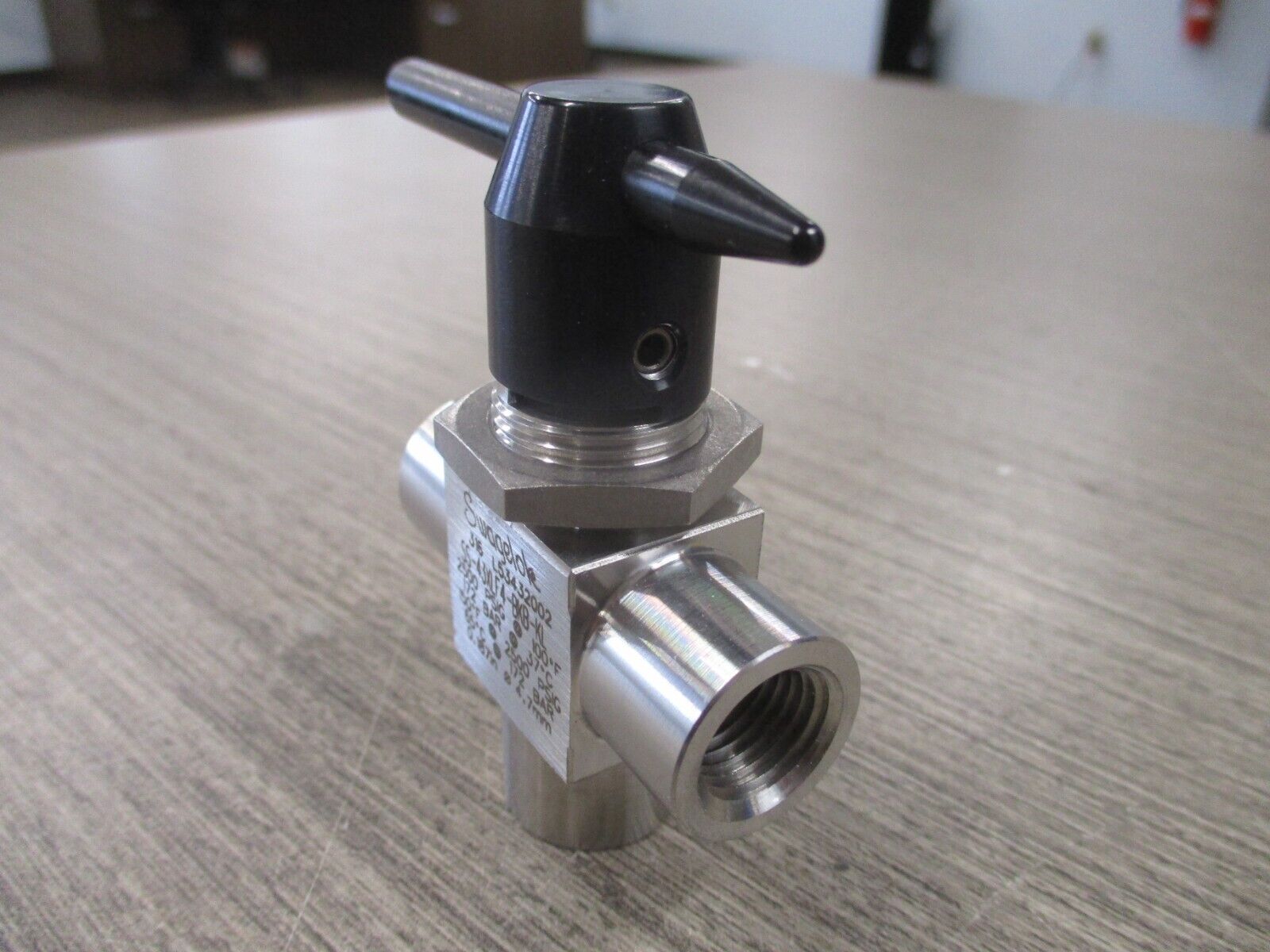Swagelok Stainless Steel 3-Way Ball Valve SS-43XLF4-BKB-KL 2500 PSI New Surplus