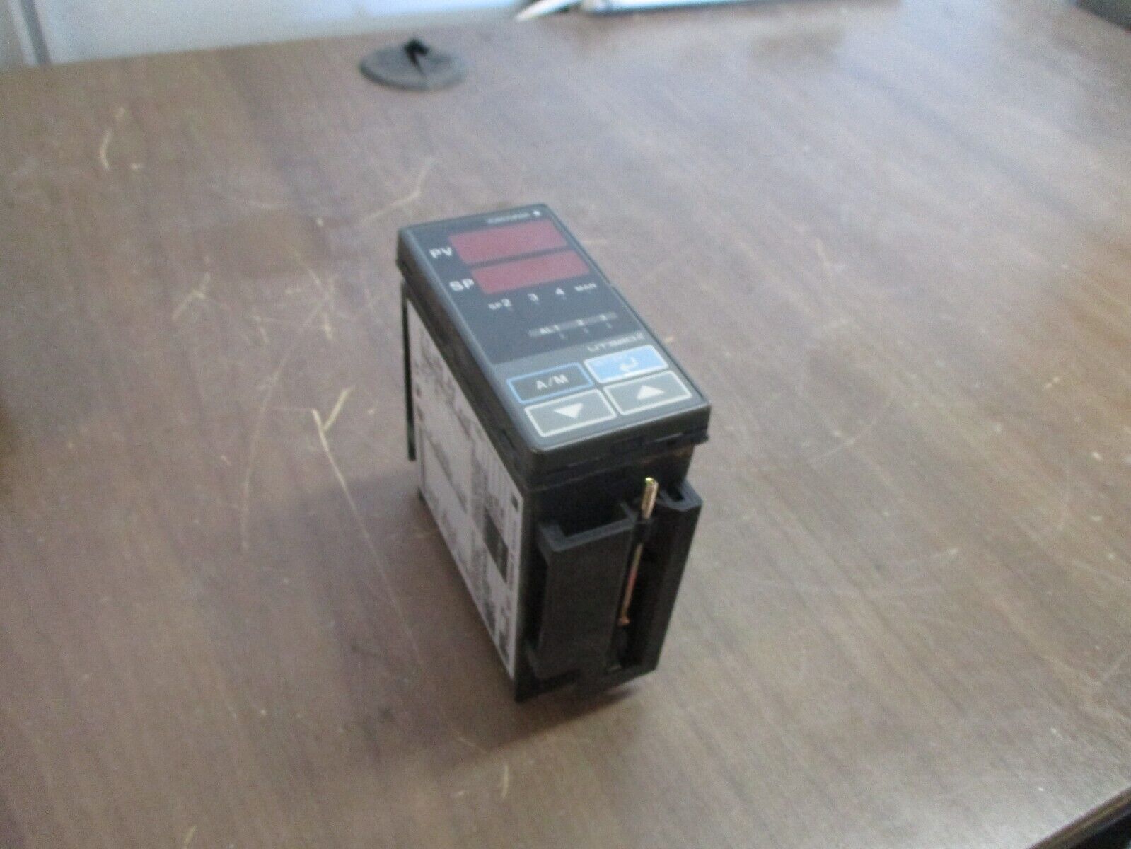 Yokogawa Digital Controller UT320 Style S4 100-240VAC 50/60Hz Used