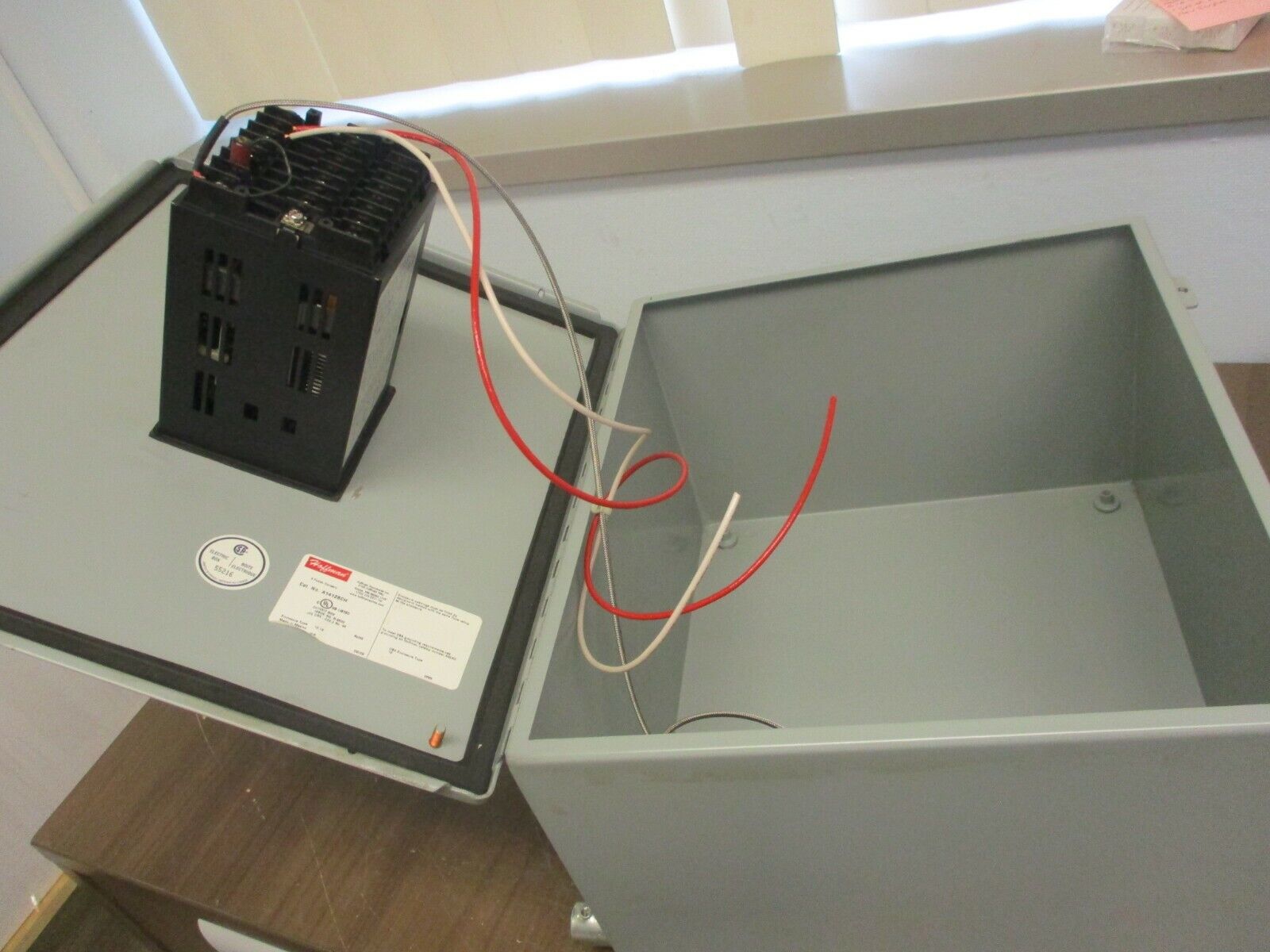 Honeywell Enclosed Versa-Pro Temperature Controller UDC3000 90-264V 50/60Hz Used