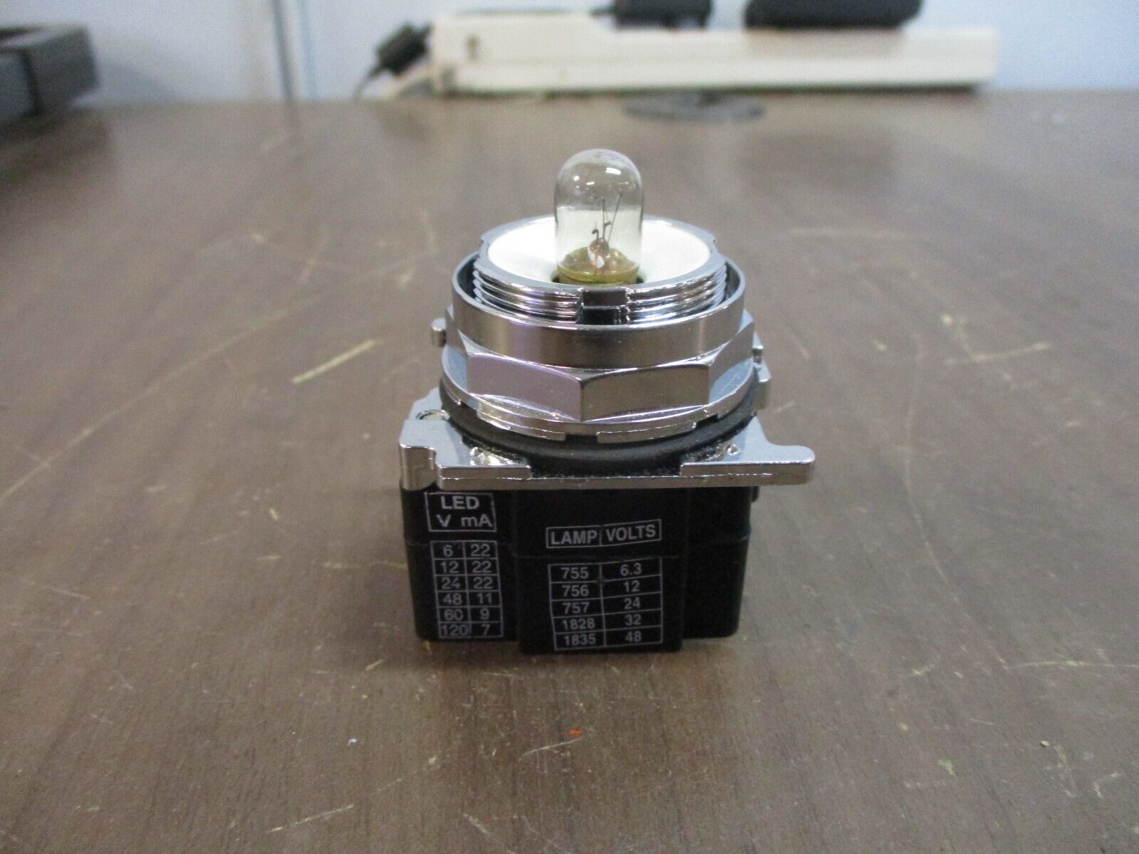 Eaton Cutler-Hammer Standard Indicator Light 10250T206N Ser. B2 24V New Surplus