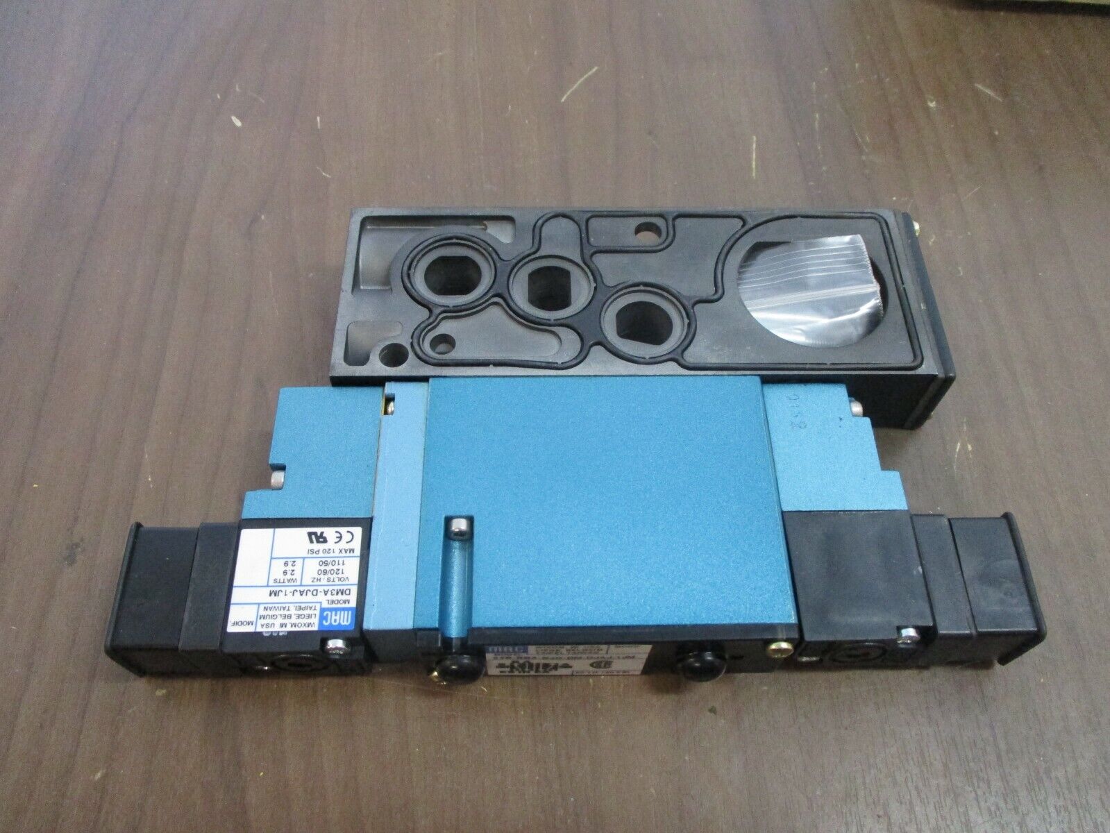 MAC Solenoid Valve 92B-BBA-BJG-DM-DJAJ-1JM New Surplus