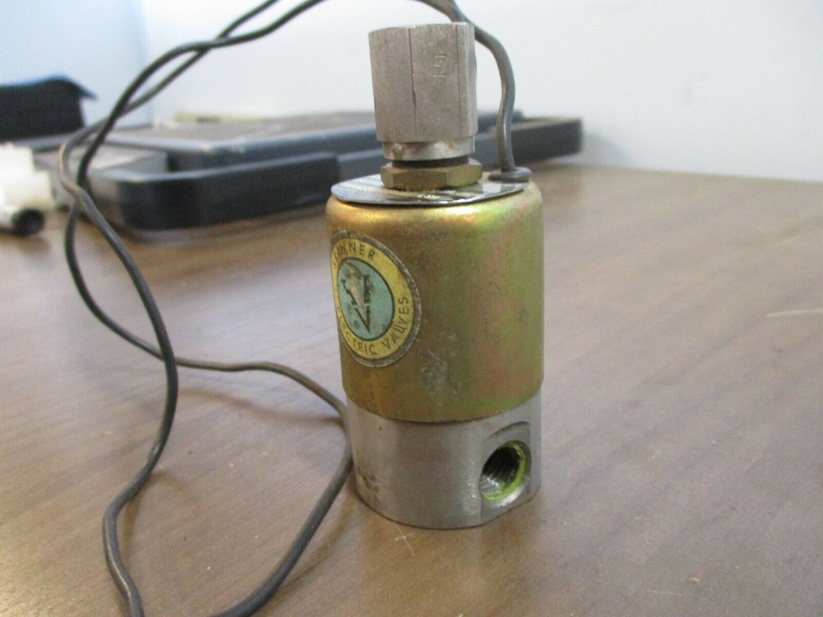 Skinner Solenoid Valve V53DA32100 110/120V 50/60Hz 100PSI Used