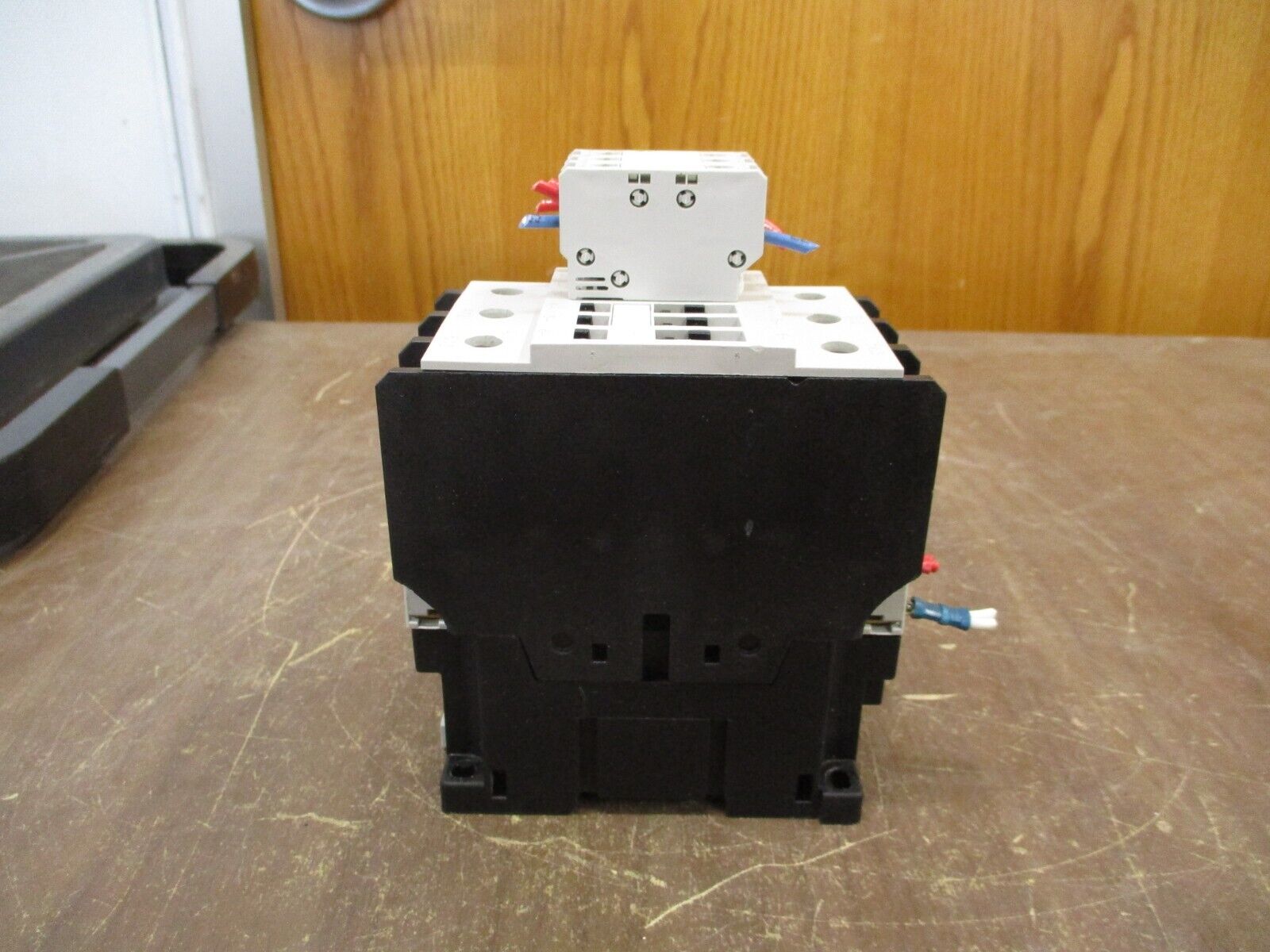 GE Contactor CL07A300M 120V Coil 100A 600V w/ (3) Aux Contact *Broken Casing*