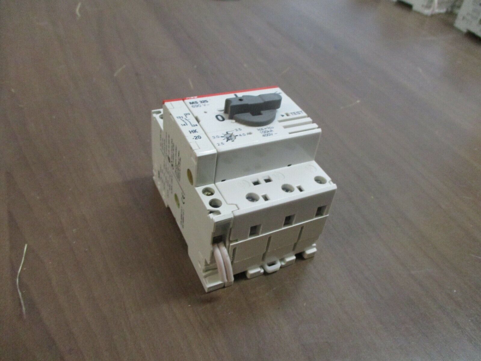 ABB Manual Starter MS 325 Trip: 2.5-4.0A 600V w/ Aux Contact Used